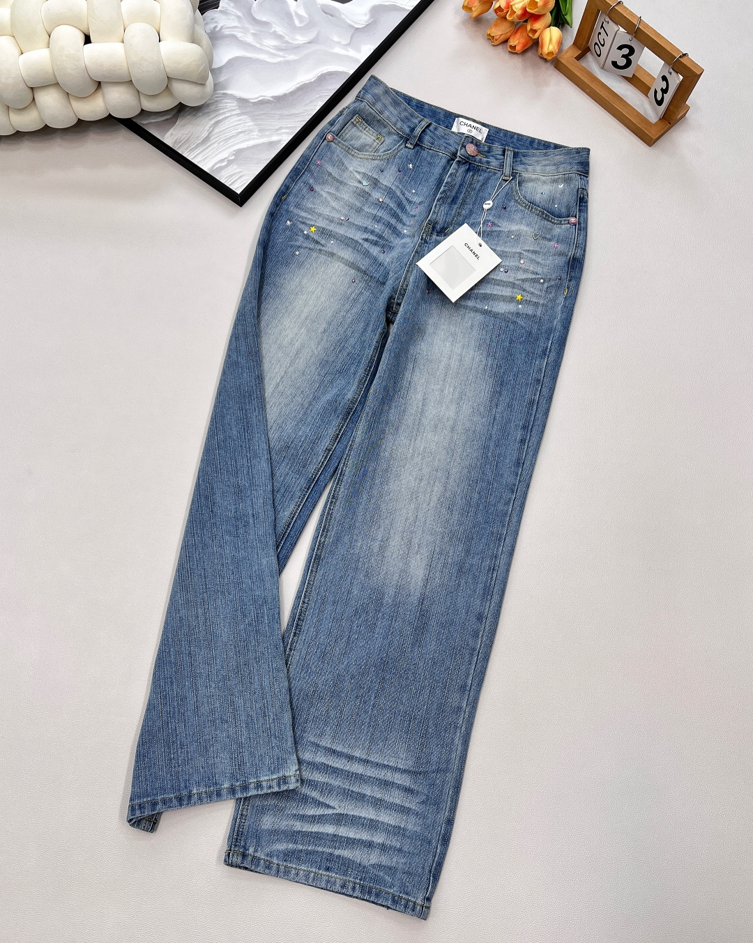 NO:454987,CHANEL's new beautiful and beautiful dopamine colored diamond mermaid pleated jeans are really super beautiful!  It's very flashing in the sun!  The small love, stars, butterflies and other shapes are decorated with diamonds. It is like the original owner of the mermaid princess. The up and down water washes and scratches are like waves, and the beach vacation style is full of style!  The leather cards behind also come with their own star patterns, and the rate of filming when traveling, especially on the beach!  Daily commuting clothes will not be too exaggerated, and the fabric will be soft and droopy-free!  Highly recommended good pants!  Keep your own money!  Complete three standards!  Large-scale size sml code H, chanel, jeans, alexander wang19860909CHANEL新款美炸了的多巴胺彩钻美人鱼压褶牛仔裤,实物真的超级美！阳光下很闪！小小的爱心、星星、蝴蝶等形状贴钻装饰,穿上简直就是美人鱼公主本主,上下水洗抓纹犹如海浪,沙滩度假风情十足！后面皮牌也是自带星星图案的,出门旅行尤其是海边出片率百分百！日常通勤穿着也不会过于夸张,面料柔软垂感不易皱！强烈推荐的好裤子！自留款！三标齐全！大货出 尺码sml 编码H,,chanel,jeans,alexander wang,Women's clothing