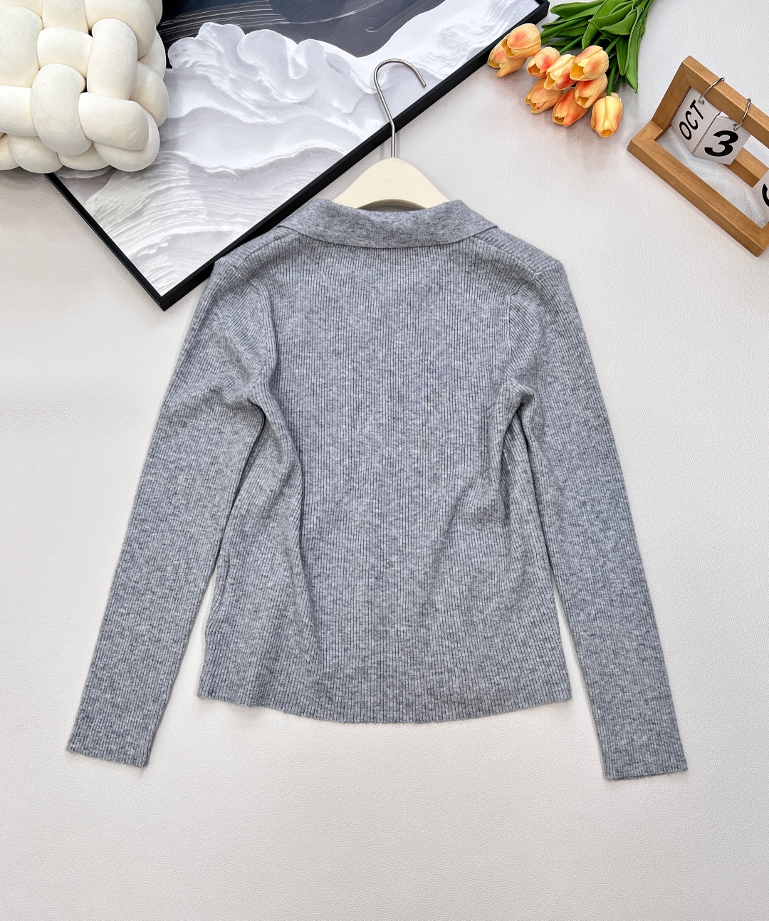 🆕MiumiuSS新款素色翻领百搭针织开衫，定制YB羊毛纱线织造 质感高级 舒适柔软 翻领针织开衫剪裁 