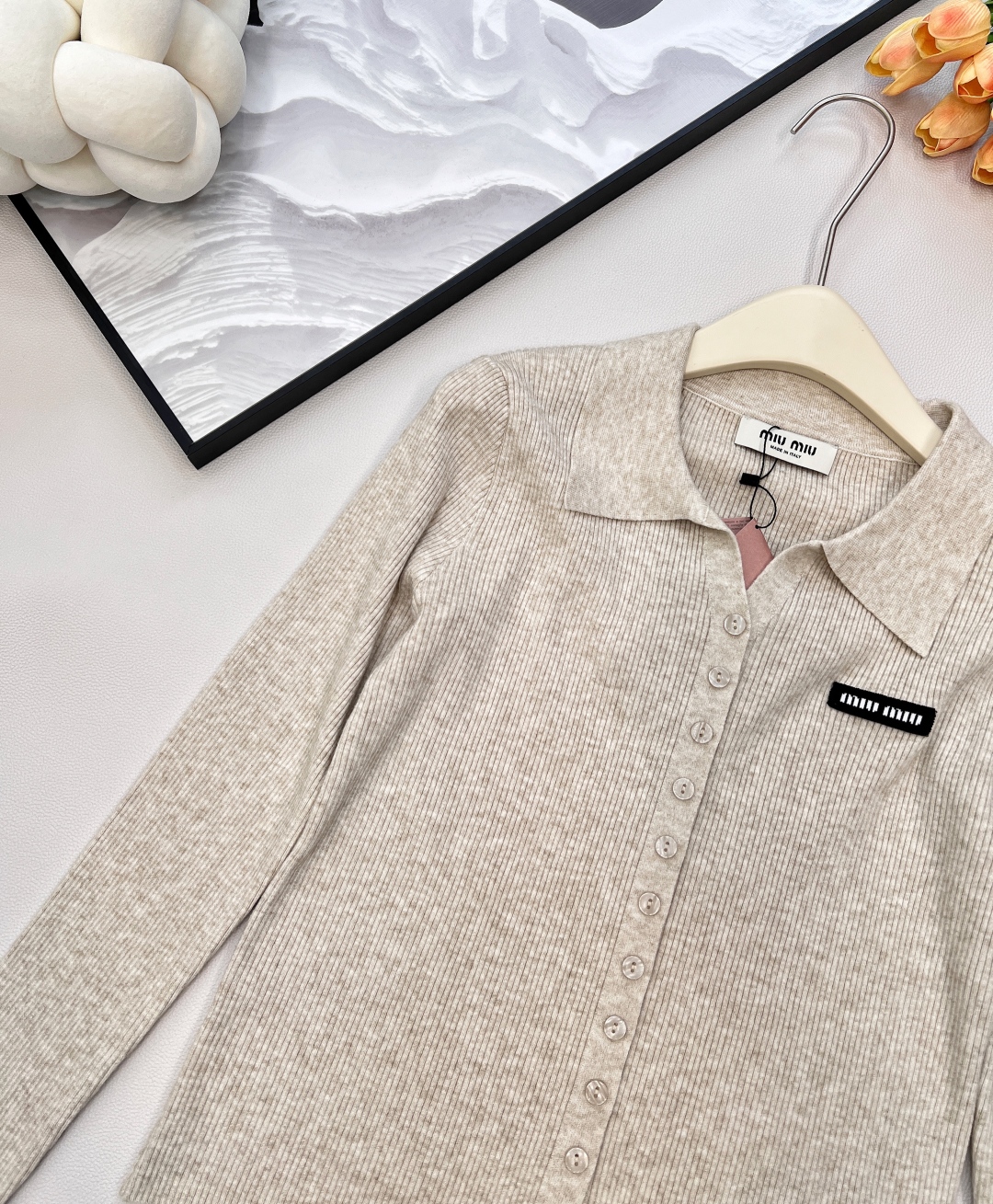 🆕MiumiuSS新款素色翻领百搭针织开衫，定制YB羊毛纱线织造 质感高级 舒适柔软 翻领针织开衫剪裁 