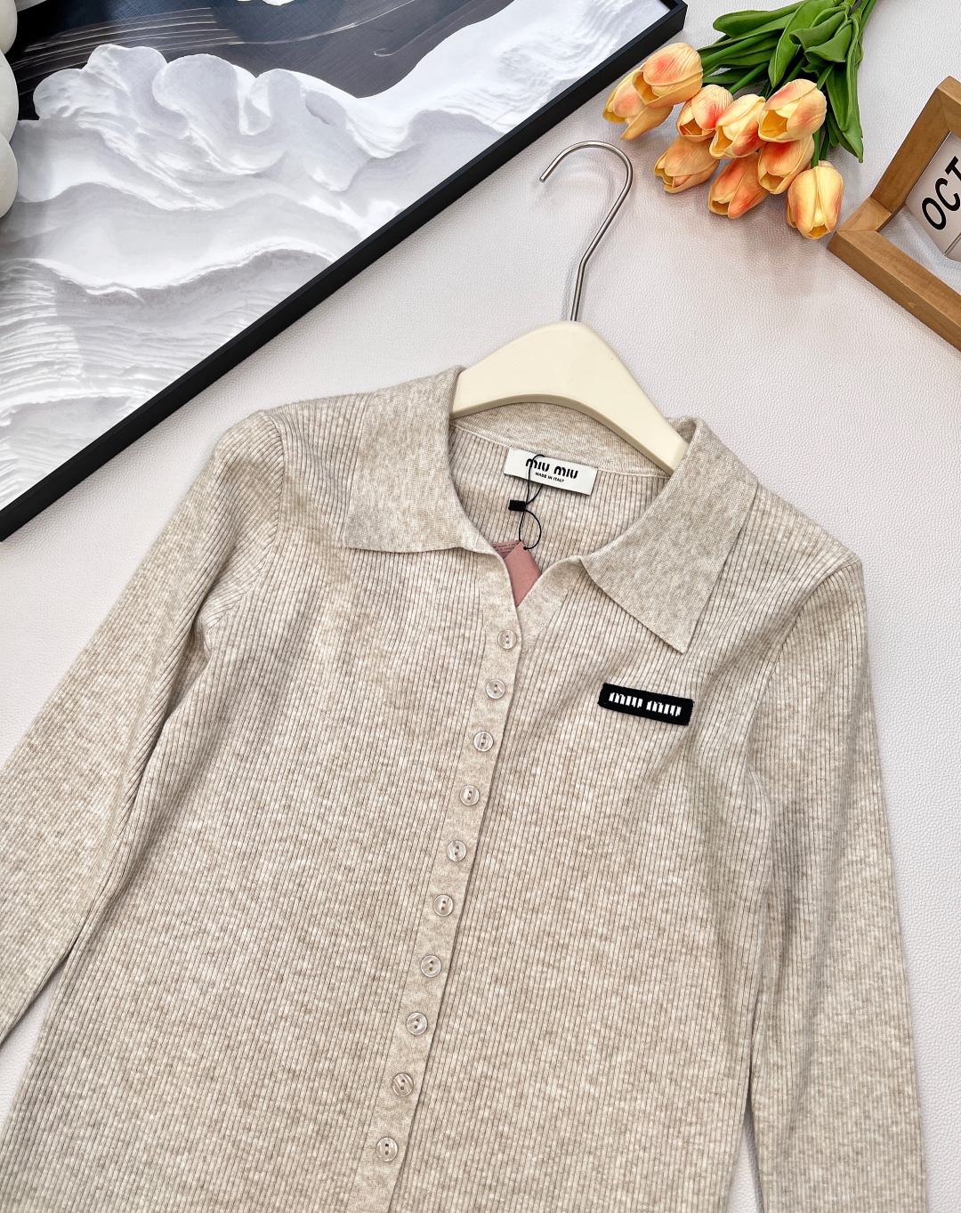 🆕MiumiuSS新款素色翻领百搭针织开衫，定制YB羊毛纱线织造 质感高级 舒适柔软 翻领针织开衫剪裁 