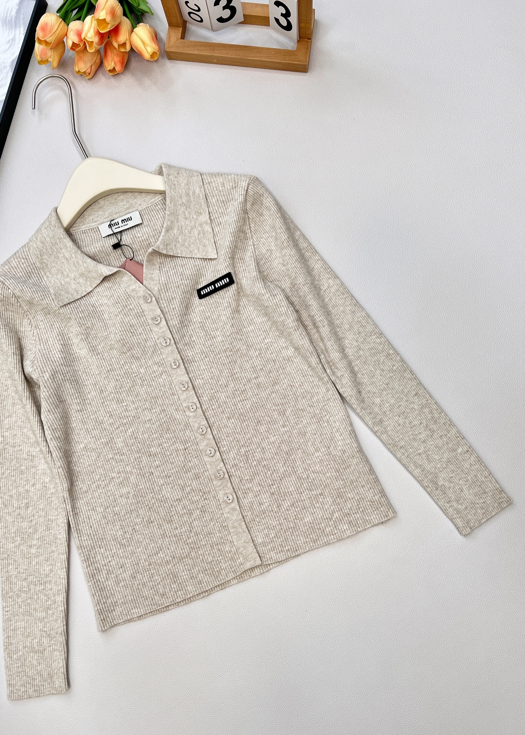 🆕MiumiuSS新款素色翻领百搭针织开衫，定制YB羊毛纱线织造 质感高级 舒适柔软 翻领针织开衫剪裁 