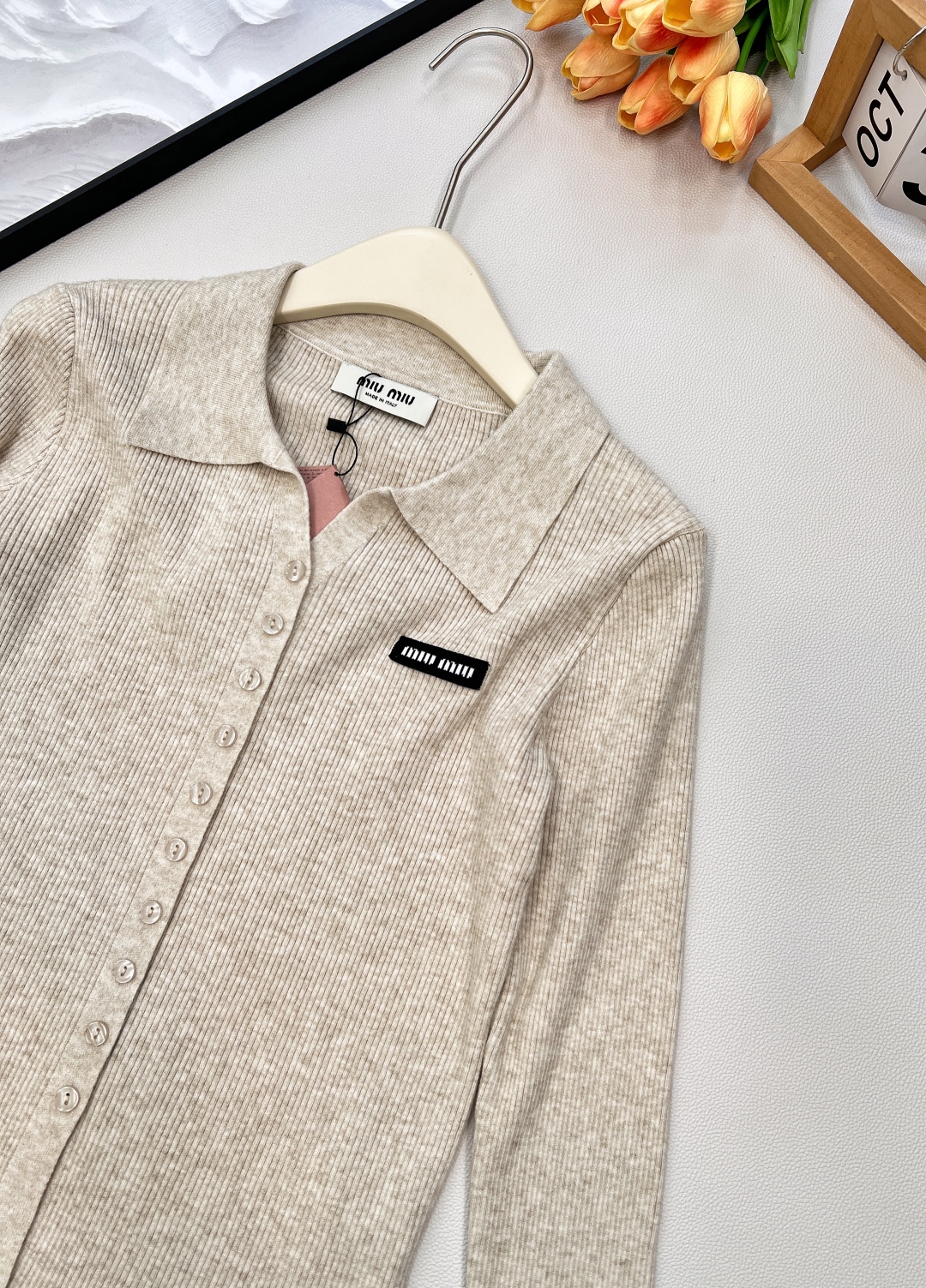 🆕MiumiuSS新款素色翻领百搭针织开衫，定制YB羊毛纱线织造 质感高级 舒适柔软 翻领针织开衫剪裁 