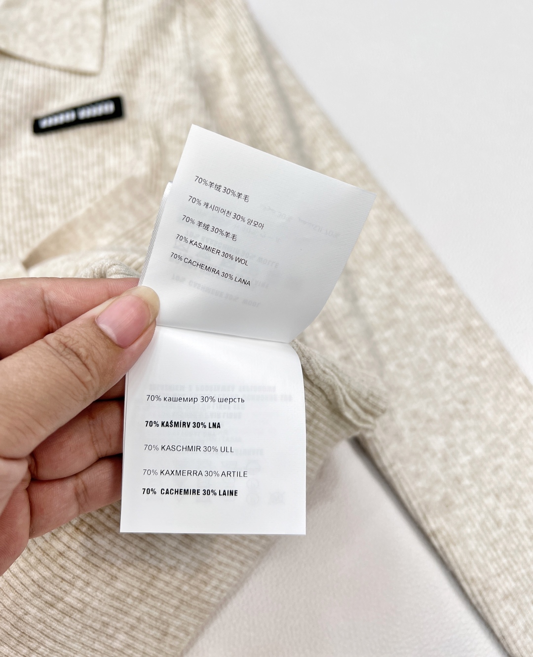 🆕MiumiuSS新款素色翻领百搭针织开衫，定制YB羊毛纱线织造 质感高级 舒适柔软 翻领针织开衫剪裁 