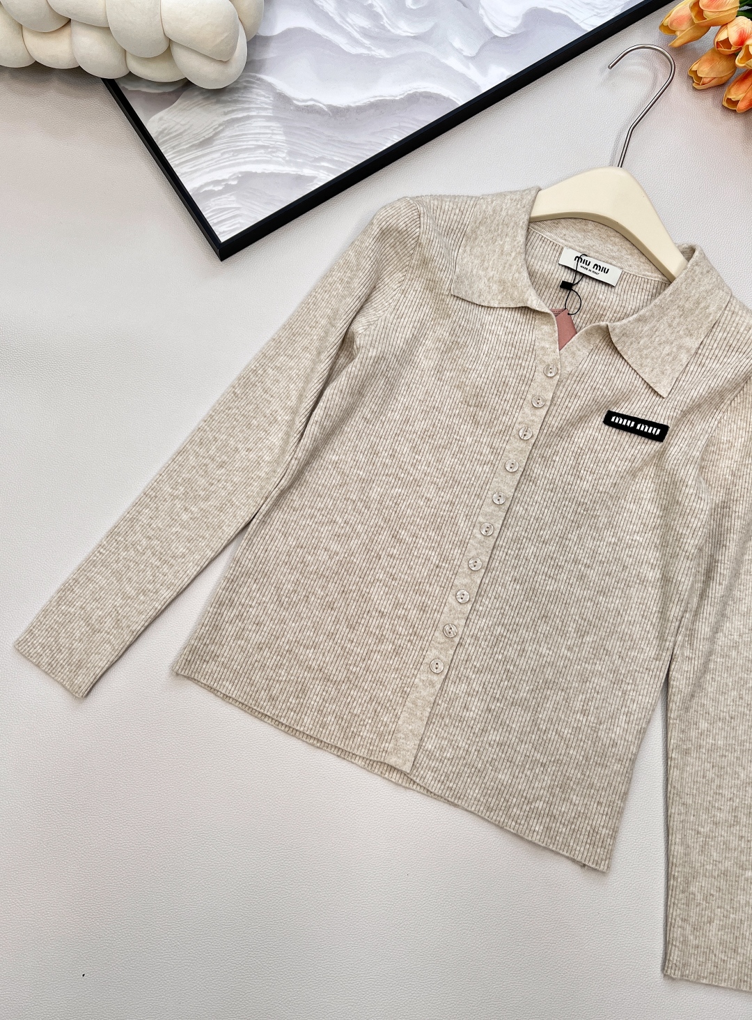 🆕MiumiuSS新款素色翻领百搭针织开衫，定制YB羊毛纱线织造 质感高级 舒适柔软 翻领针织开衫剪裁 