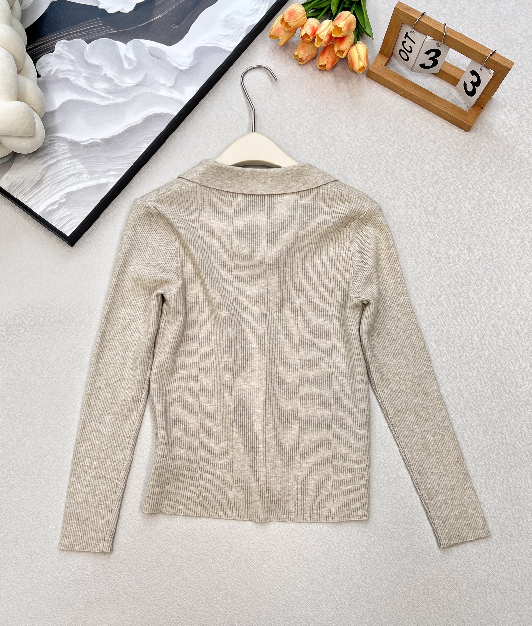 🆕MiumiuSS新款素色翻领百搭针织开衫，定制YB羊毛纱线织造 质感高级 舒适柔软 翻领针织开衫剪裁 