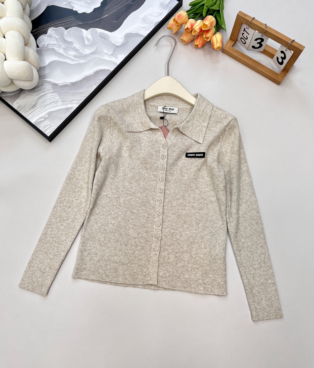 🆕MiumiuSS新款素色翻领百搭针织开衫，定制YB羊毛纱线织造 质感高级 舒适柔软 翻领针织开衫剪裁 