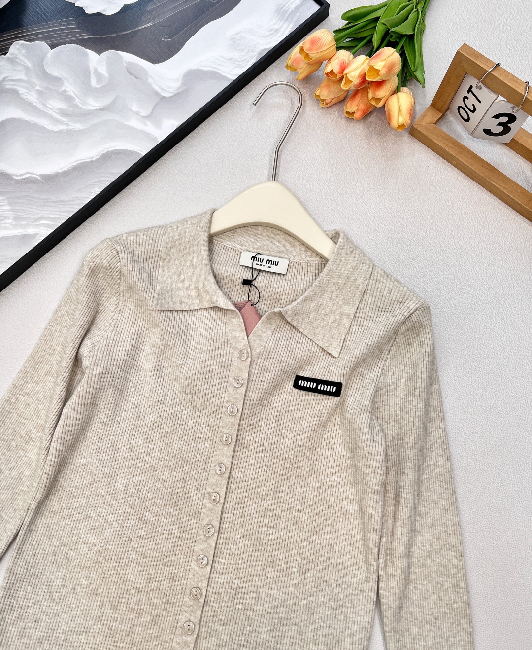 🆕MiumiuSS新款素色翻领百搭针织开衫，定制YB羊毛纱线织造 质感高级 舒适柔软 翻领针织开衫剪裁 