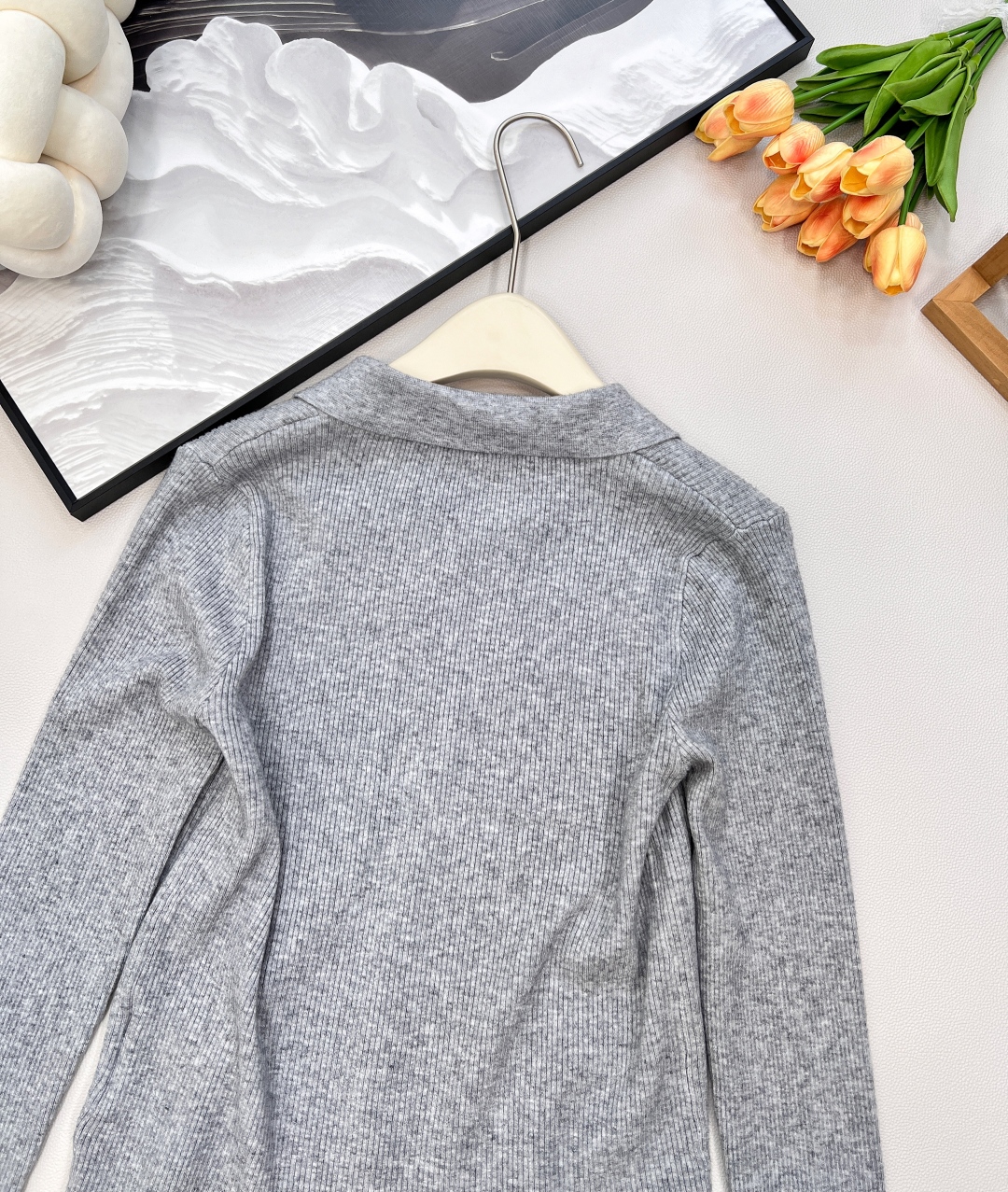 🆕MiumiuSS新款素色翻领百搭针织开衫，定制YB羊毛纱线织造 质感高级 舒适柔软 翻领针织开衫剪裁 