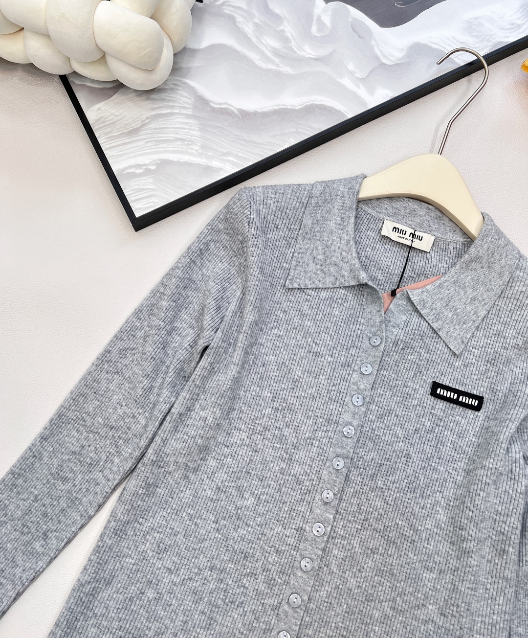 🆕MiumiuSS新款素色翻领百搭针织开衫，定制YB羊毛纱线织造 质感高级 舒适柔软 翻领针织开衫剪裁 