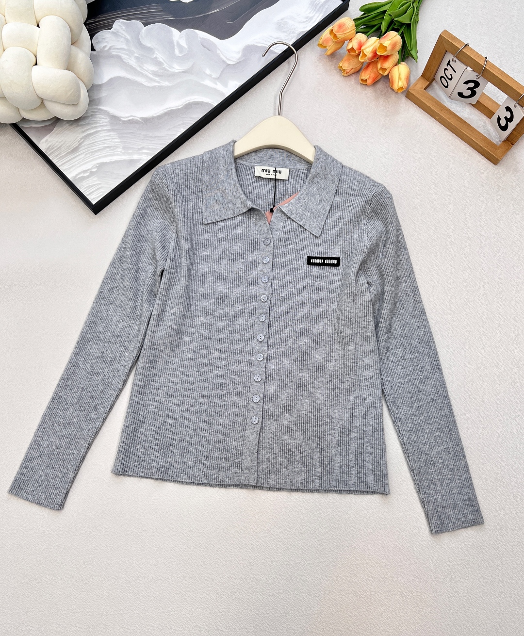 🆕MiumiuSS新款素色翻领百搭针织开衫，定制YB羊毛纱线织造 质感高级 舒适柔软 翻领针织开衫剪裁 