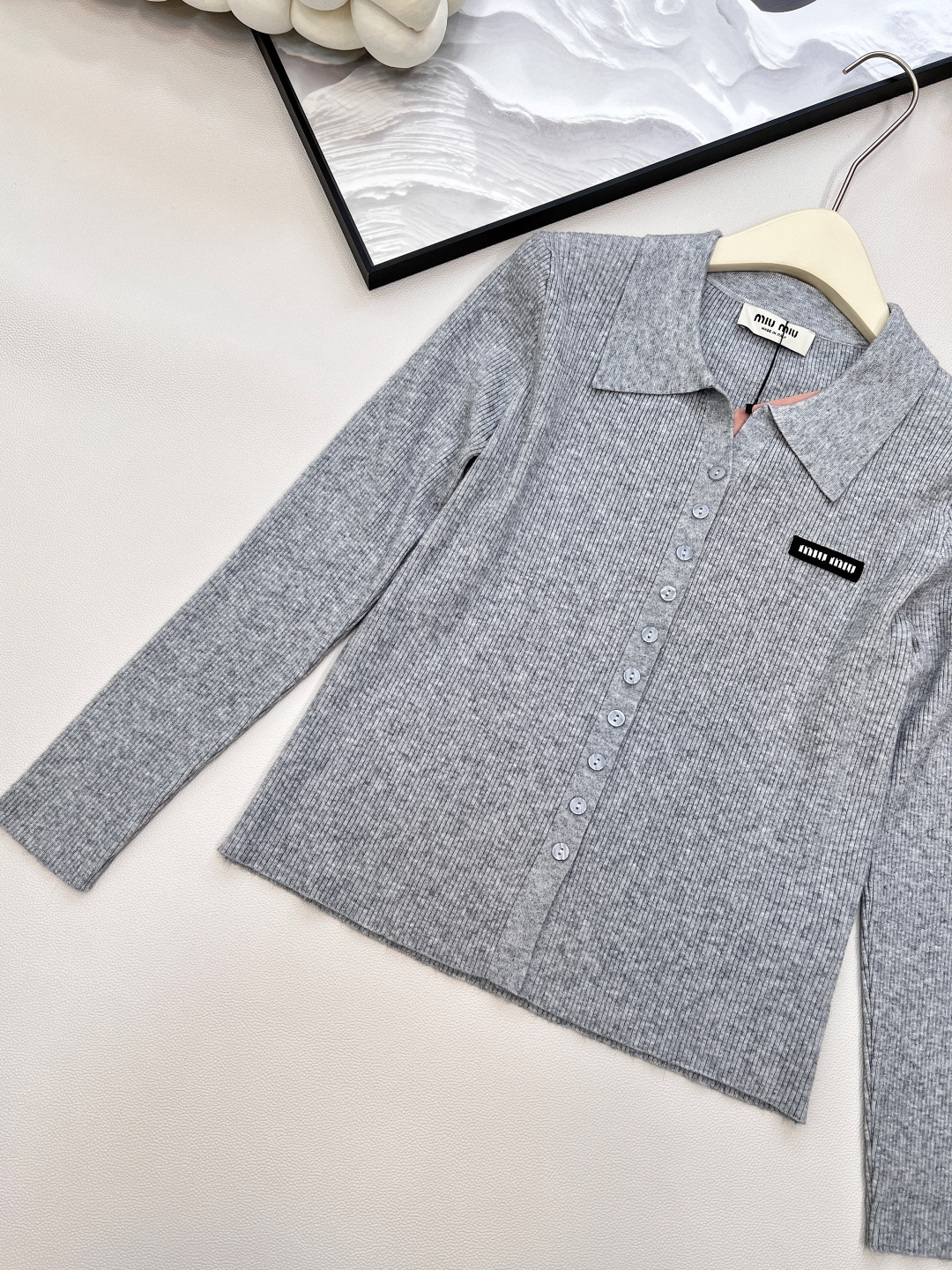 🆕MiumiuSS新款素色翻领百搭针织开衫，定制YB羊毛纱线织造 质感高级 舒适柔软 翻领针织开衫剪裁 