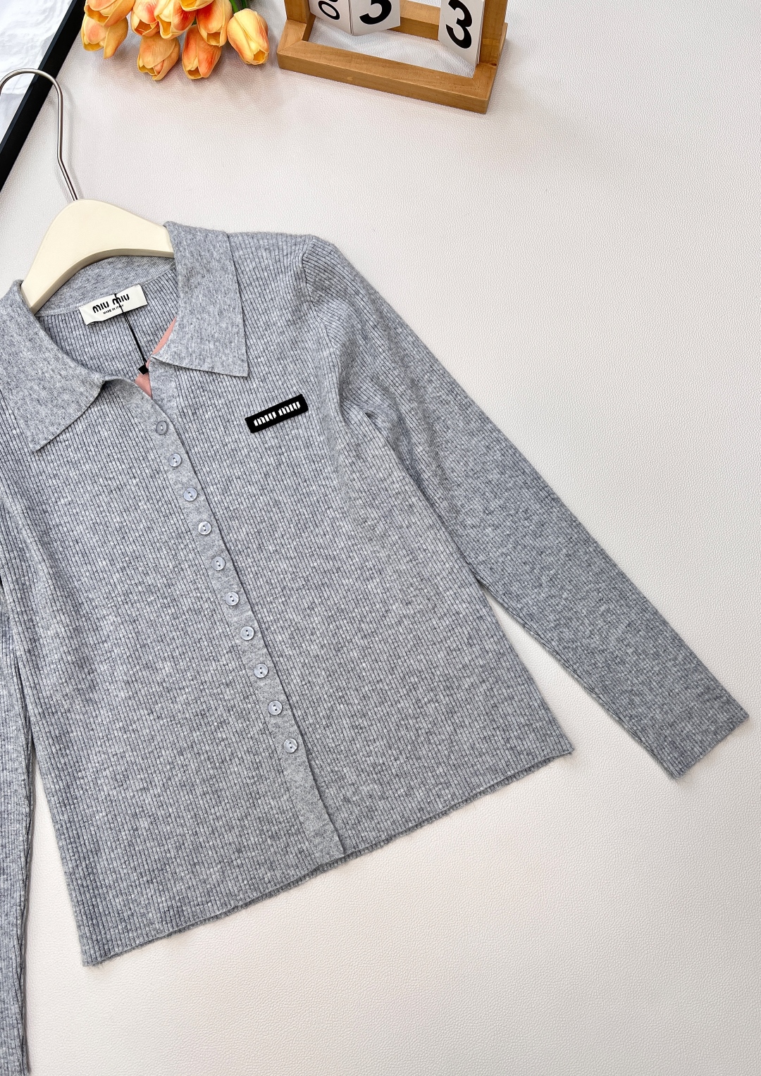 🆕MiumiuSS新款素色翻领百搭针织开衫，定制YB羊毛纱线织造 质感高级 舒适柔软 翻领针织开衫剪裁 