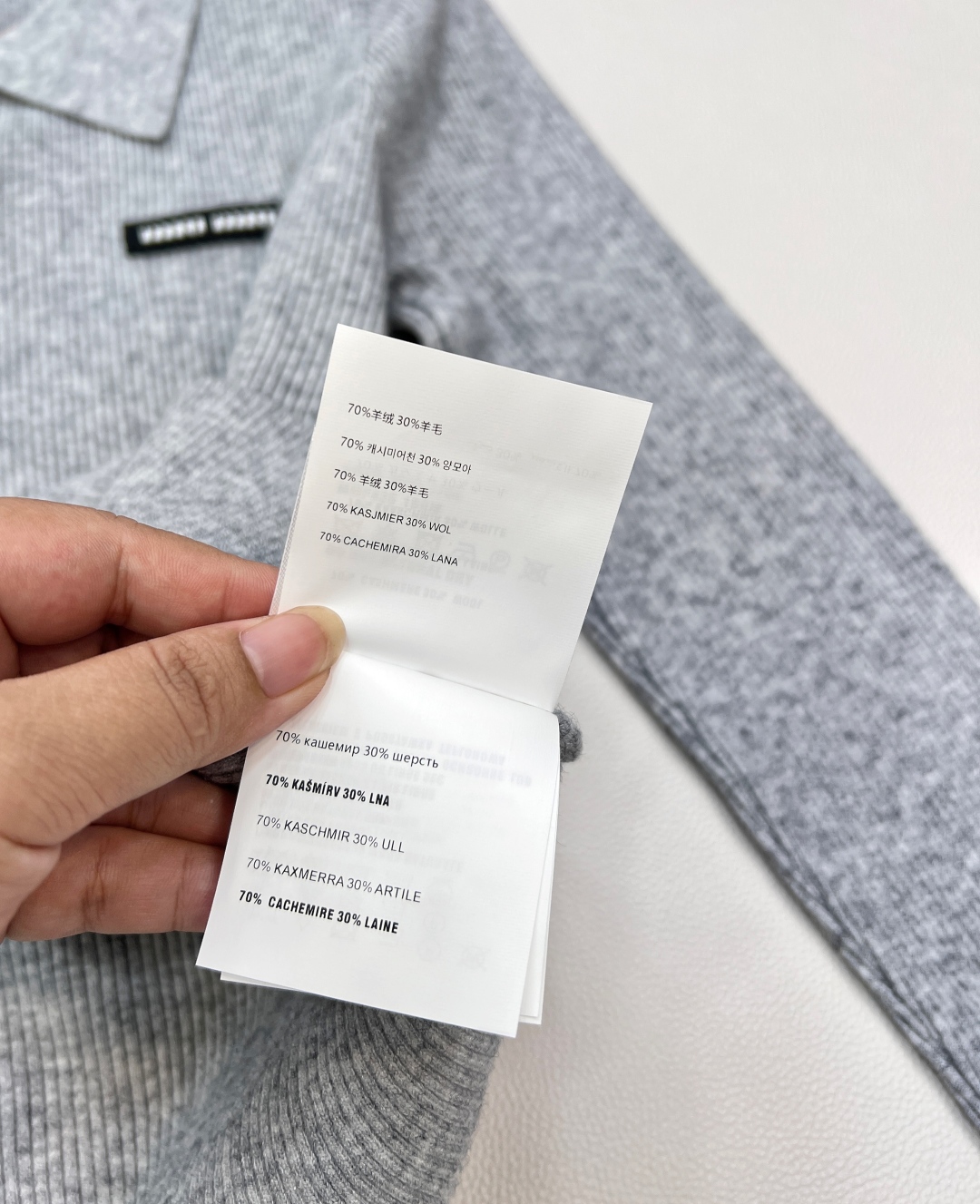 🆕MiumiuSS新款素色翻领百搭针织开衫，定制YB羊毛纱线织造 质感高级 舒适柔软 翻领针织开衫剪裁 