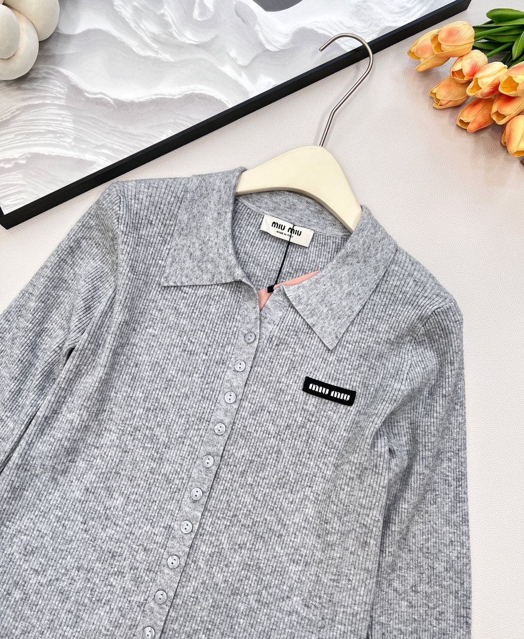 🆕MiumiuSS新款素色翻领百搭针织开衫，定制YB羊毛纱线织造 质感高级 舒适柔软 翻领针织开衫剪裁 