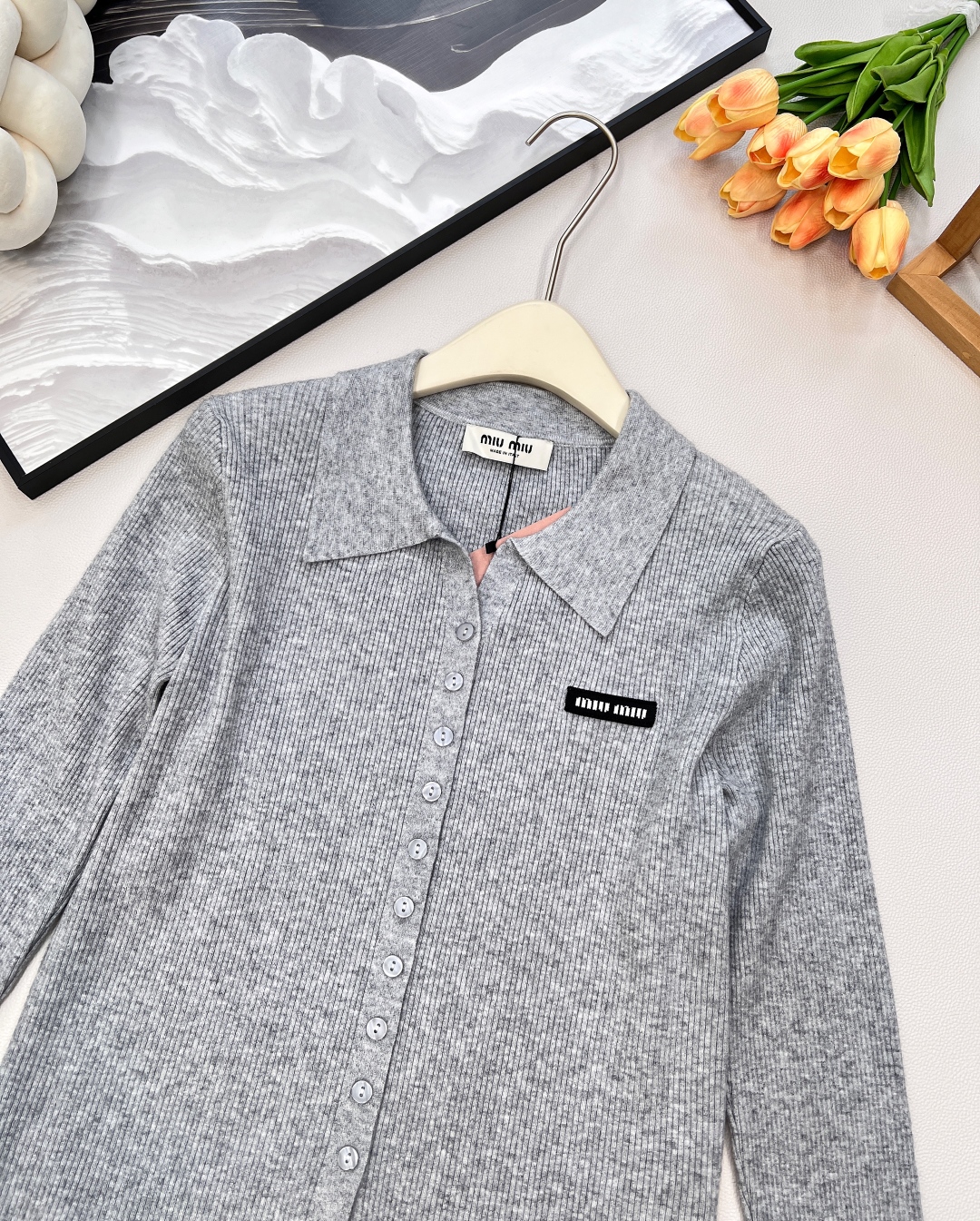 🆕MiumiuSS新款素色翻领百搭针织开衫，定制YB羊毛纱线织造 质感高级 舒适柔软 翻领针织开衫剪裁 