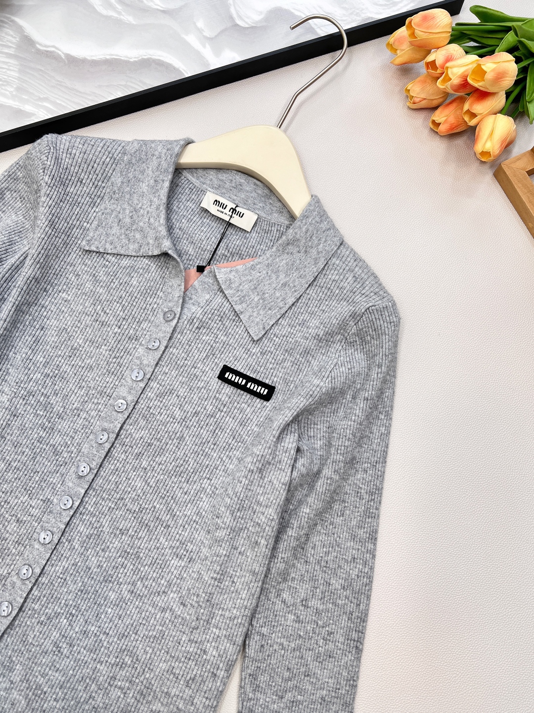 🆕MiumiuSS新款素色翻领百搭针织开衫，定制YB羊毛纱线织造 质感高级 舒适柔软 翻领针织开衫剪裁 