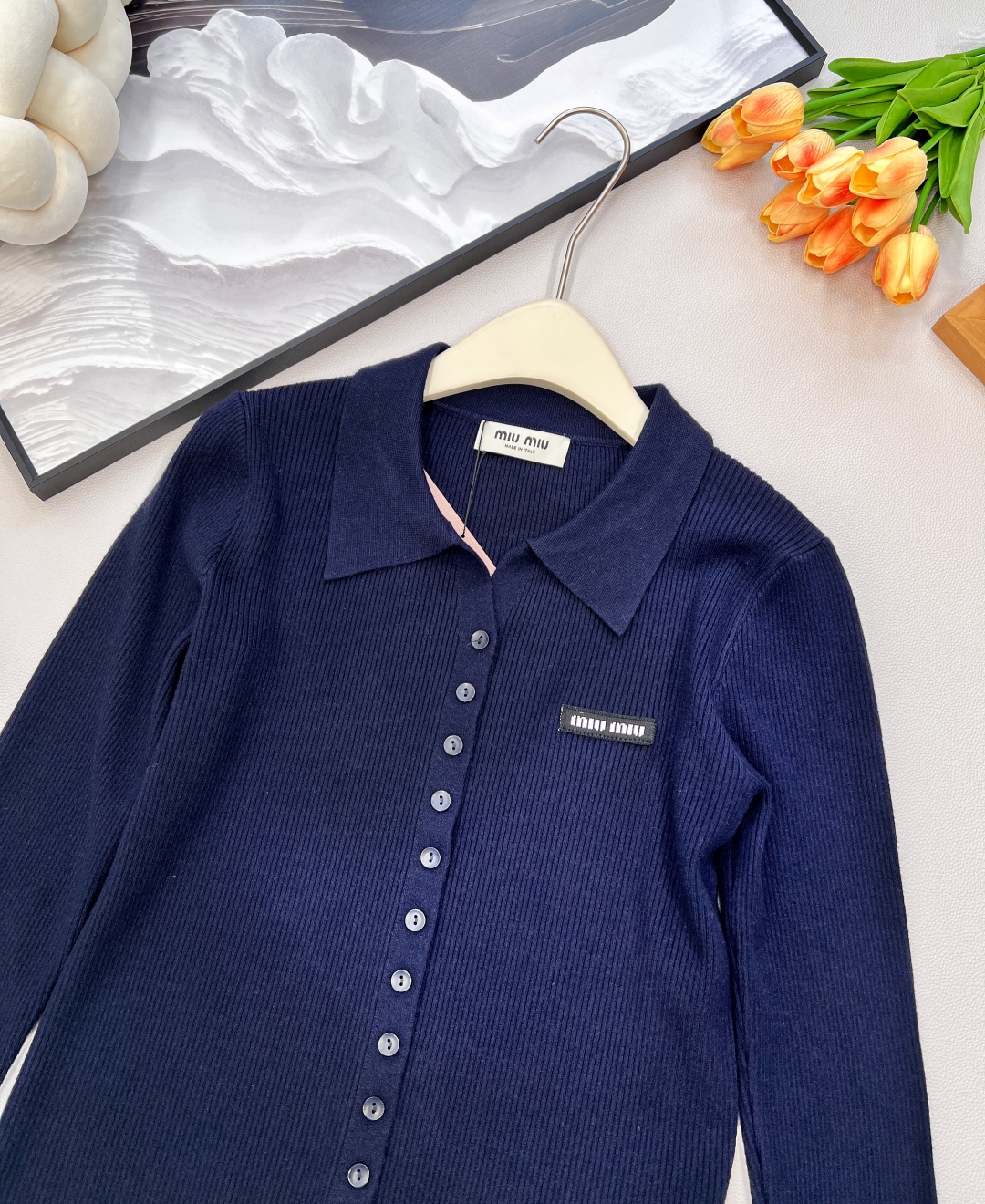 🆕MiumiuSS新款素色翻领百搭针织开衫，定制YB羊毛纱线织造 质感高级 舒适柔软 翻领针织开衫剪裁 