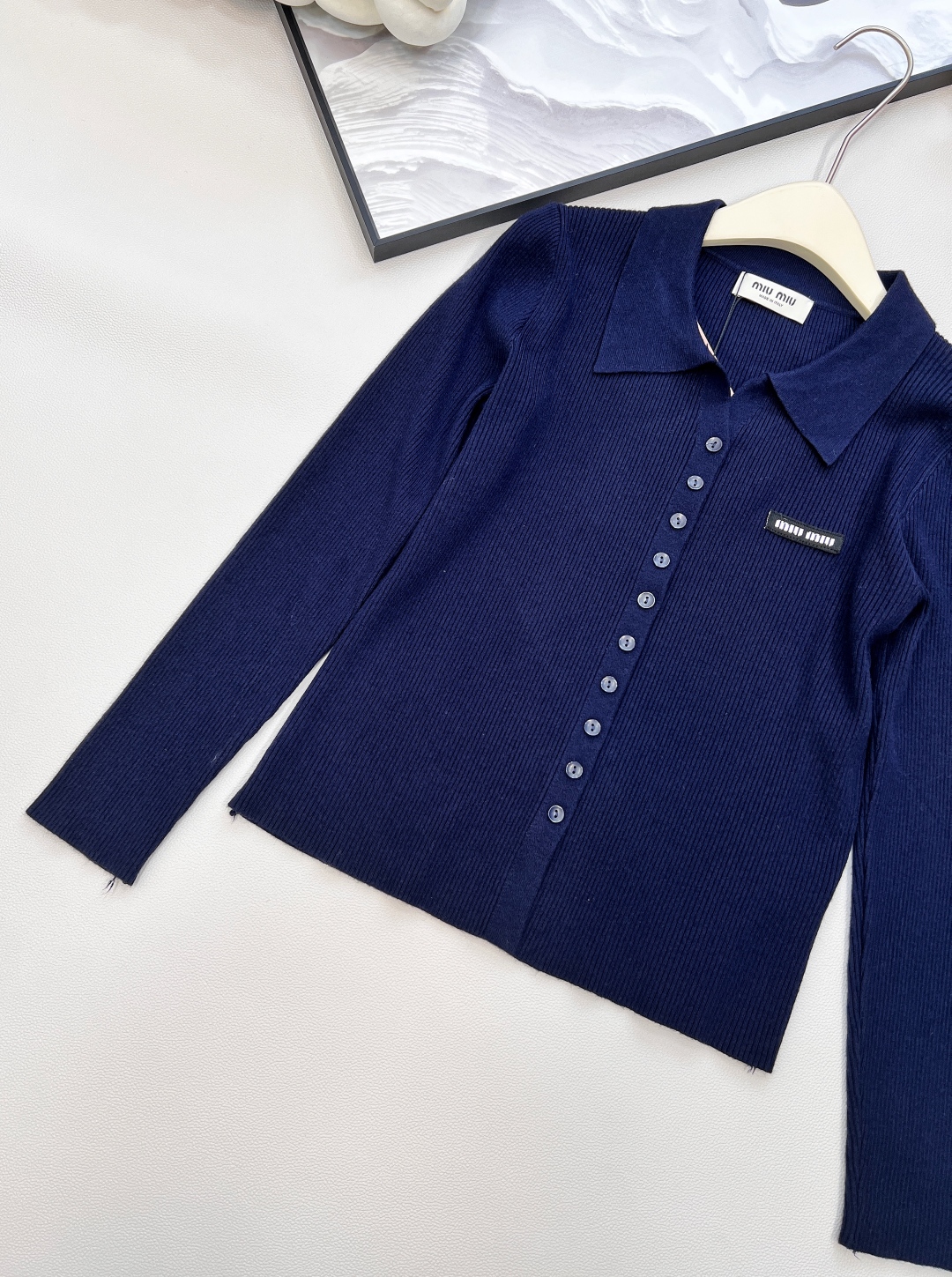 🆕MiumiuSS新款素色翻领百搭针织开衫，定制YB羊毛纱线织造 质感高级 舒适柔软 翻领针织开衫剪裁 