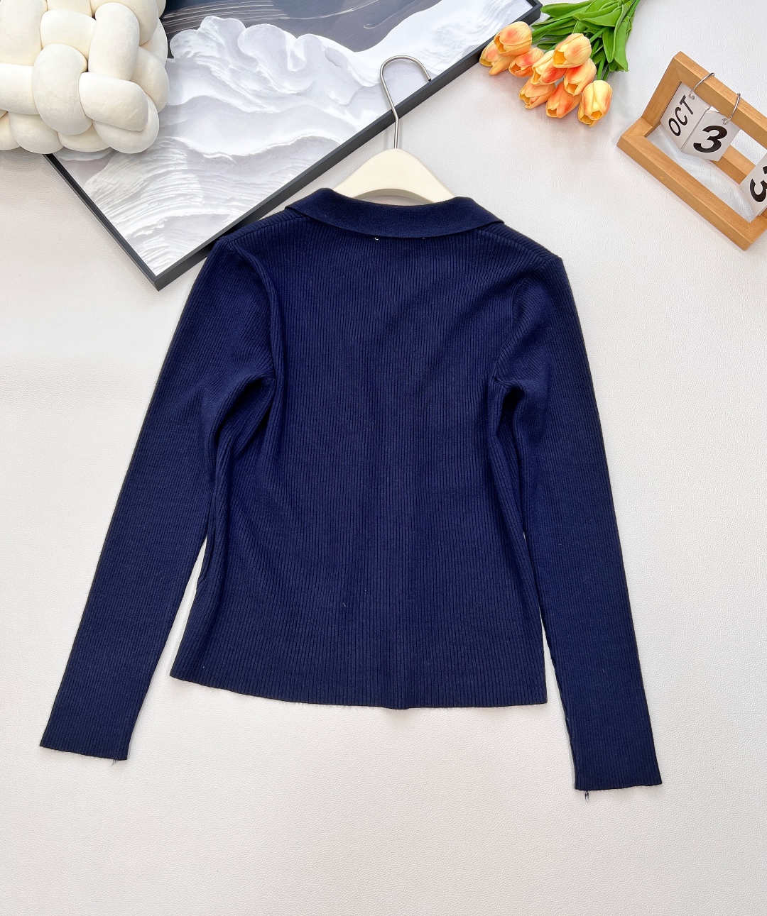 🆕MiumiuSS新款素色翻领百搭针织开衫，定制YB羊毛纱线织造 质感高级 舒适柔软 翻领针织开衫剪裁 