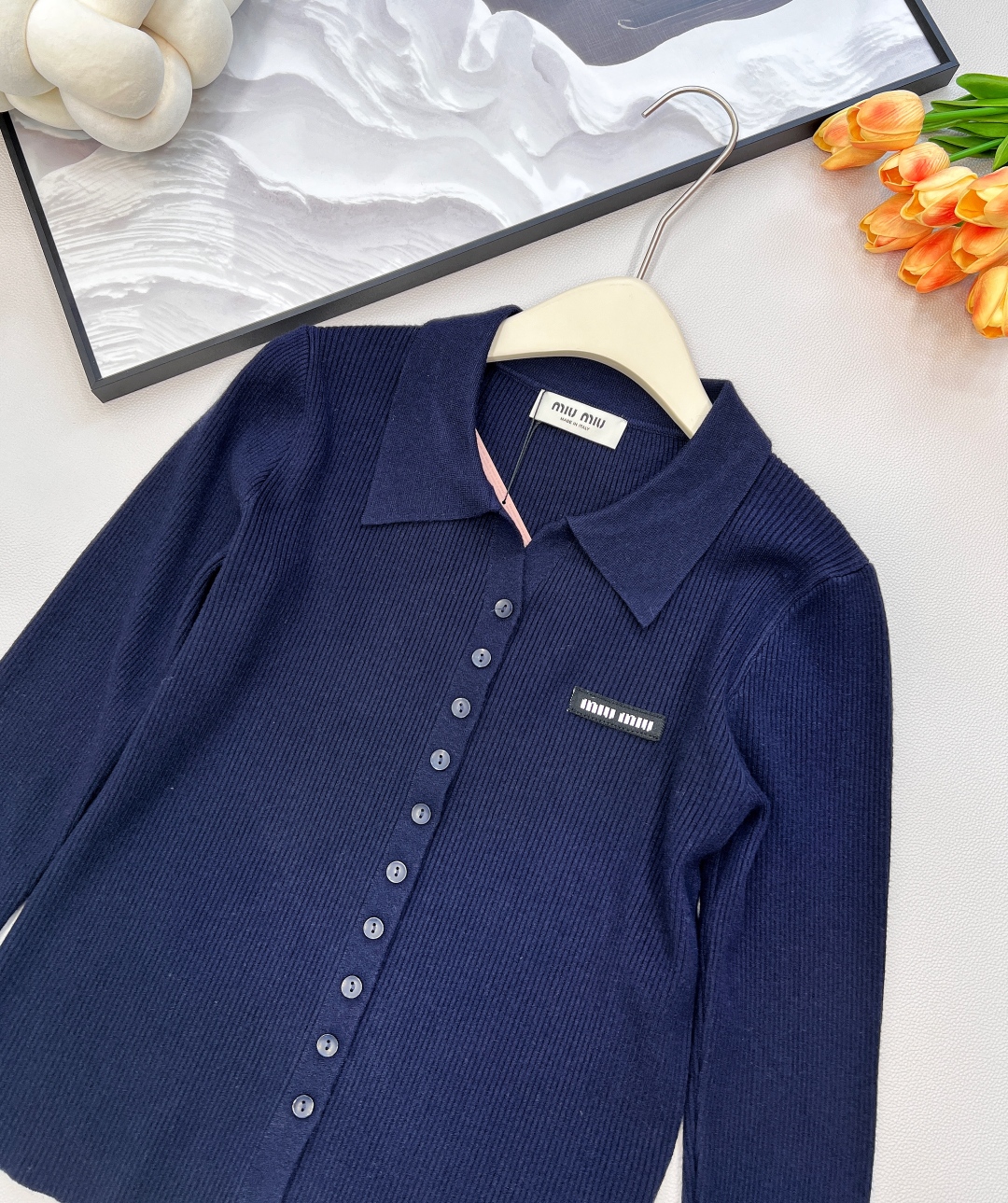 🆕MiumiuSS新款素色翻领百搭针织开衫，定制YB羊毛纱线织造 质感高级 舒适柔软 翻领针织开衫剪裁 