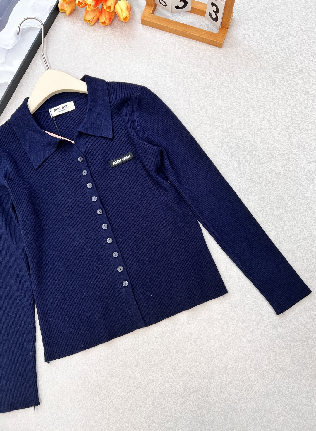 🆕MiumiuSS新款素色翻领百搭针织开衫，定制YB羊毛纱线织造 质感高级 舒适柔软 翻领针织开衫剪裁 