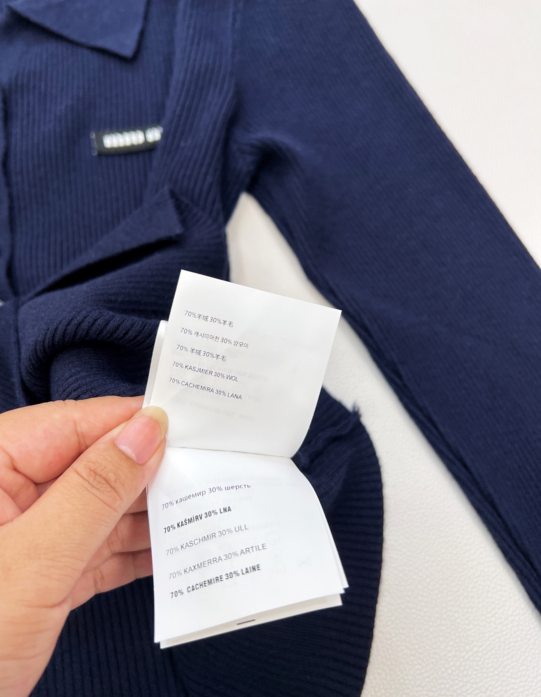 🆕MiumiuSS新款素色翻领百搭针织开衫，定制YB羊毛纱线织造 质感高级 舒适柔软 翻领针织开衫剪裁 