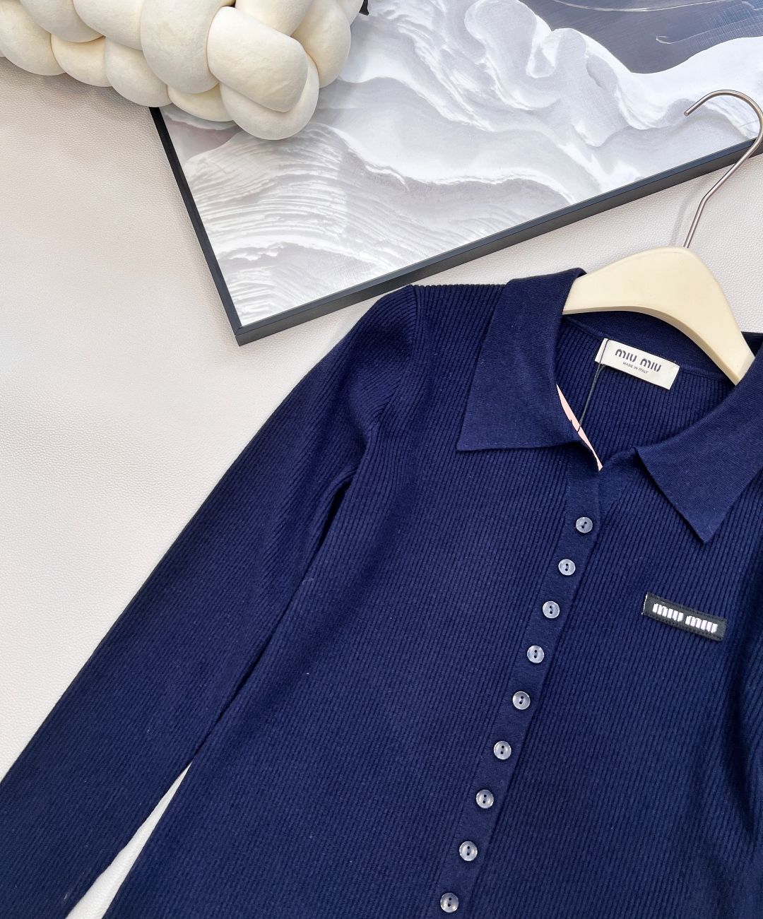 🆕MiumiuSS新款素色翻领百搭针织开衫，定制YB羊毛纱线织造 质感高级 舒适柔软 翻领针织开衫剪裁 