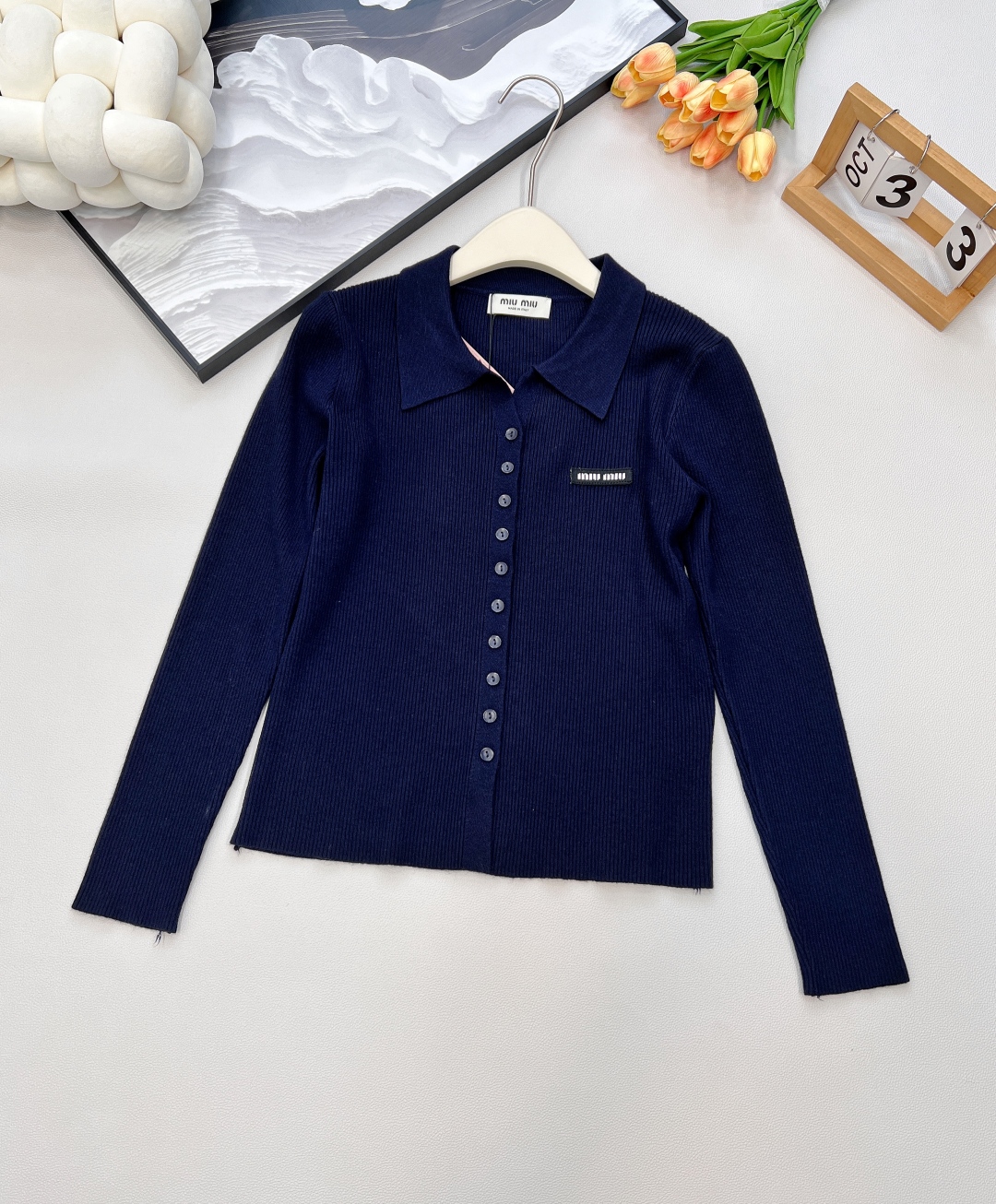 🆕MiumiuSS新款素色翻领百搭针织开衫，定制YB羊毛纱线织造 质感高级 舒适柔软 翻领针织开衫剪裁 