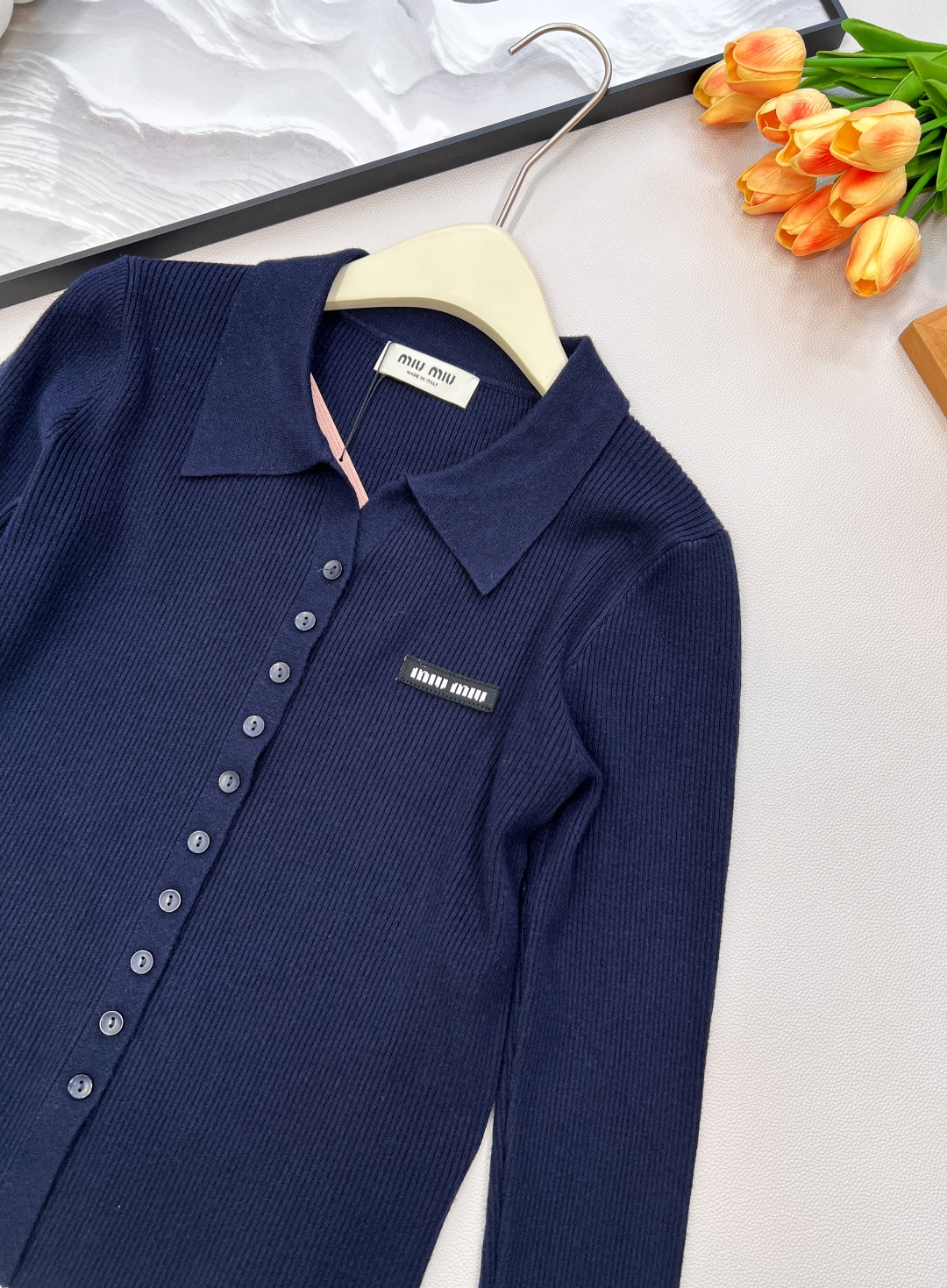 🆕MiumiuSS新款素色翻领百搭针织开衫，定制YB羊毛纱线织造 质感高级 舒适柔软 翻领针织开衫剪裁 