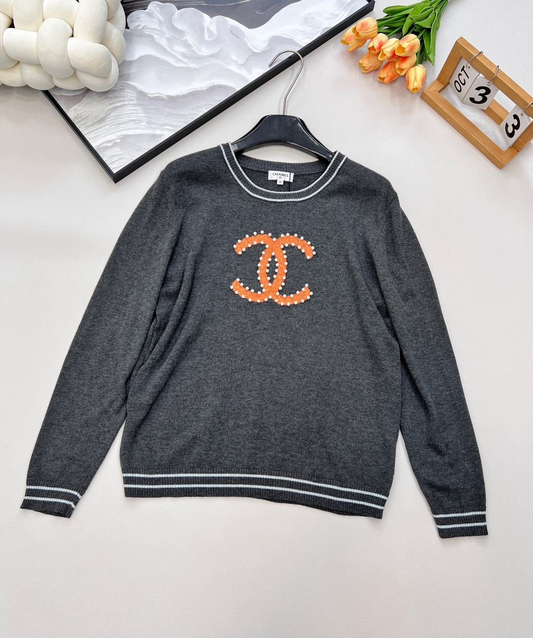 NO:454973,CHANEL color-blocking beaded three-dimensional jacquard logo wool sweater, three-dimensional logo jacquard in the middle, casual and versatile temperament, small fragrant style knitted top!  Coexist with appearance, simple and elegant, beautiful without losing the temperature contrasting color inlay elements design!  Wool fabric The imported yarn has super delicate and soft texture!  The classic style looks huge and slim!  A must-have item for white and rich beauty!  The upper body reduces age and temperament!  Complete three standards, large-scale products, size sml, chanel, alexander wang19860909CHANEL 拼色串珠立体提花logo羊毛针织衫 正中间立体logo提花 休闲百搭气质小香风针织上衣！与颜值共存,简单大气,好看又不失温度撞色嵌花元素设计！ 羊毛面料 进口纱线质感超级细腻柔软！经典版型上身巨显瘦！白富美必备单品！ 上身减龄又气质！三标齐全,大货出 尺码sml 编,,chanel,alexander wang,Women's clothing