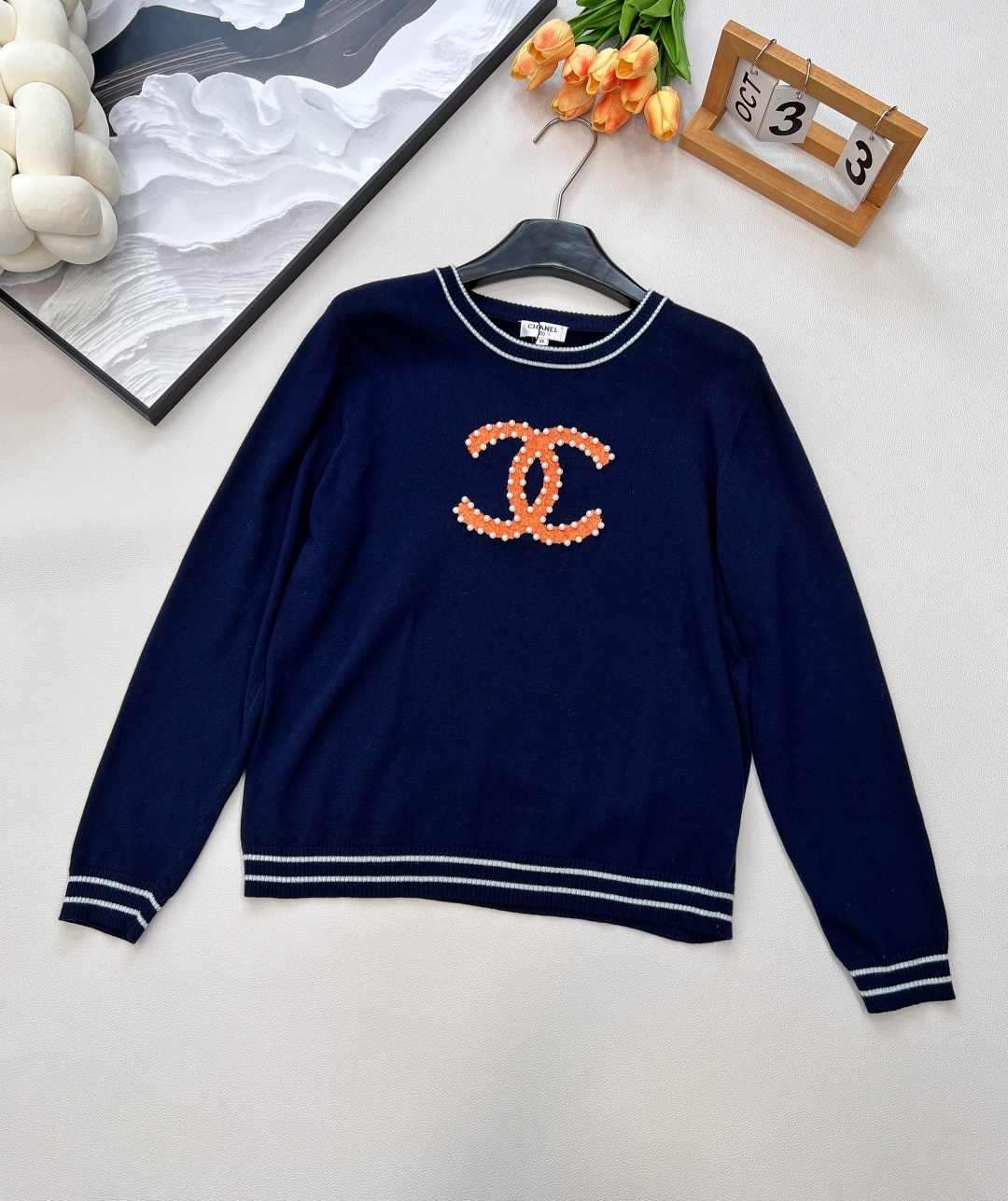 NO:454978,CHANEL color-blocking beaded three-dimensional jacquard logo wool sweater, three-dimensional logo jacquard in the middle, casual and versatile temperament, small fragrant style knitted top!  Coexist with appearance, simple and elegant, beautiful without losing the temperature contrasting color inlay elements design!  Wool fabric The imported yarn has super delicate and soft texture!  The classic style looks huge and slim!  A must-have item for white and rich beauty!  The upper body reduces age and temperament!  Complete three standards, large-scale products, size sml code, chanel, alexander wang19860909CHANEL 拼色串珠立体提花logo羊毛针织衫 正中间立体logo提花 休闲百搭气质小香风针织上衣！与颜值共存,简单大气,好看又不失温度撞色嵌花元素设计！ 羊毛面料 进口纱线质感超级细腻柔软！经典版型上身巨显瘦！白富美必备单品！ 上身减龄又气质！三标齐全,大货出 尺码sml 编码,,chanel,alexander wang,Women's clothing