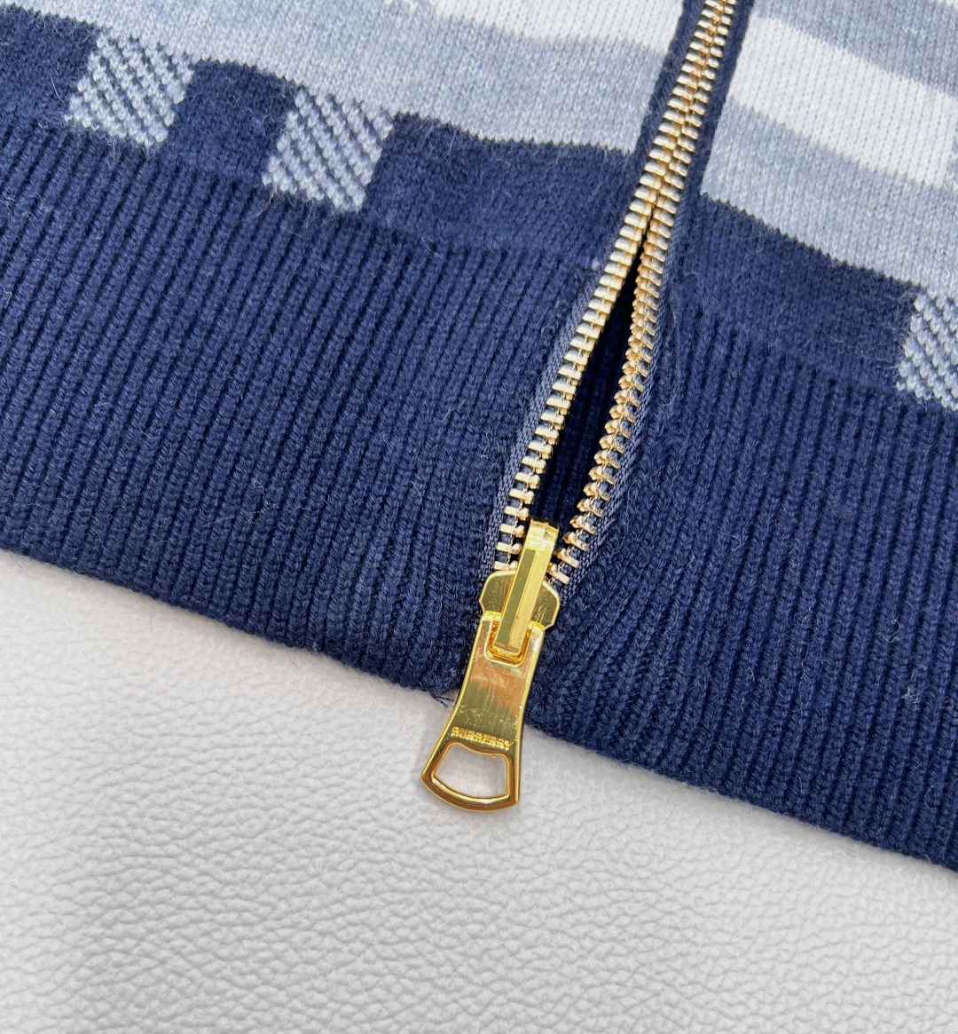 🆕 BURBERRY 秋冬新品复古英伦风双面穿战马图案羊毛开衫定制原版羊毛针织材质 质感舒适 亲肤保暖 