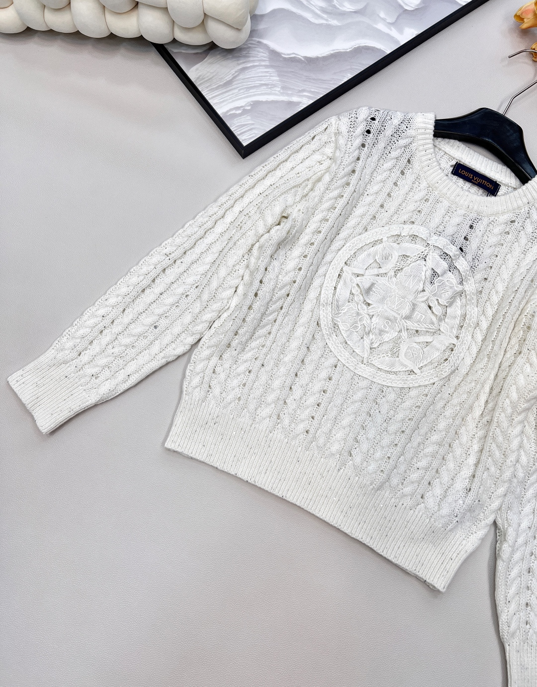 🆕Louis Vuitton 新款镂空针织毛衣..⛺️⛺️太好看啦这件！镂空➕刺绣还能这么玩 真酷！驴🏠