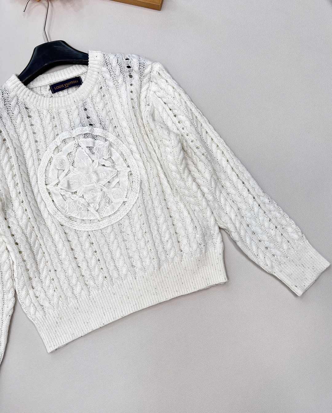 🆕Louis Vuitton 新款镂空针织毛衣..⛺️⛺️太好看啦这件！镂空➕刺绣还能这么玩 真酷！驴🏠