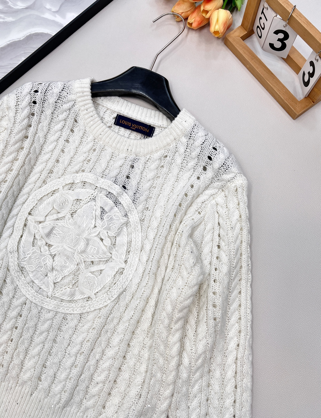 🆕Louis Vuitton 新款镂空针织毛衣..⛺️⛺️太好看啦这件！镂空➕刺绣还能这么玩 真酷！驴🏠