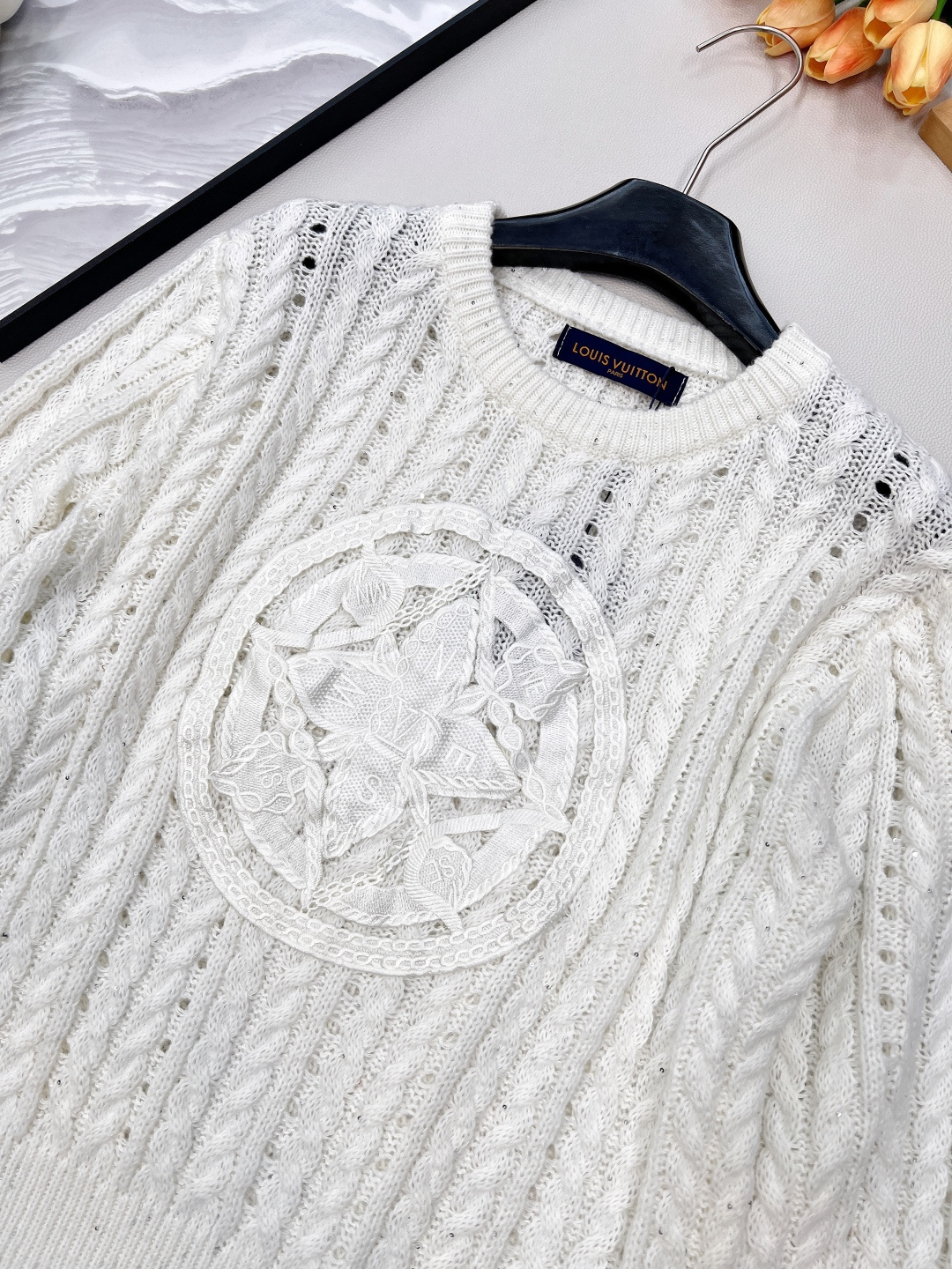 🆕Louis Vuitton 新款镂空针织毛衣..⛺️⛺️太好看啦这件！镂空➕刺绣还能这么玩 真酷！驴🏠