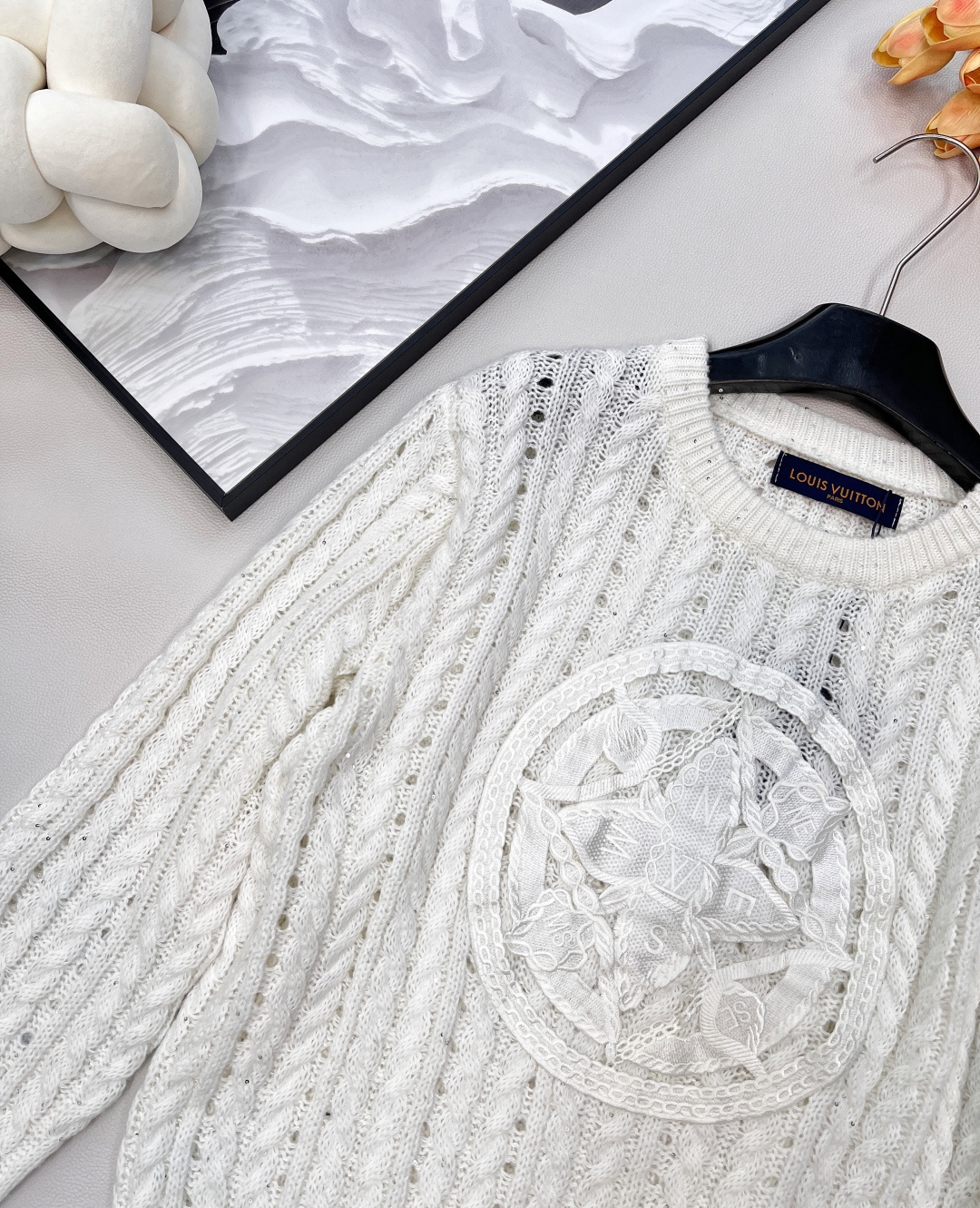 🆕Louis Vuitton 新款镂空针织毛衣..⛺️⛺️太好看啦这件！镂空➕刺绣还能这么玩 真酷！驴🏠