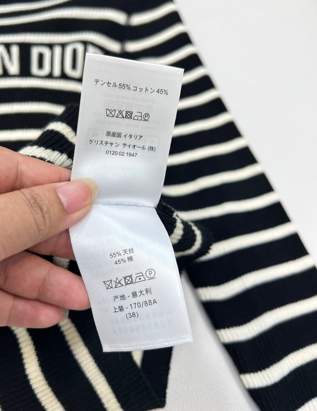 🆕 DIOR 撞色条纹字母提花针织衫✨ 标志性设计，一眼即识的DIOR美学- 经典撞色条纹，打造活力与优