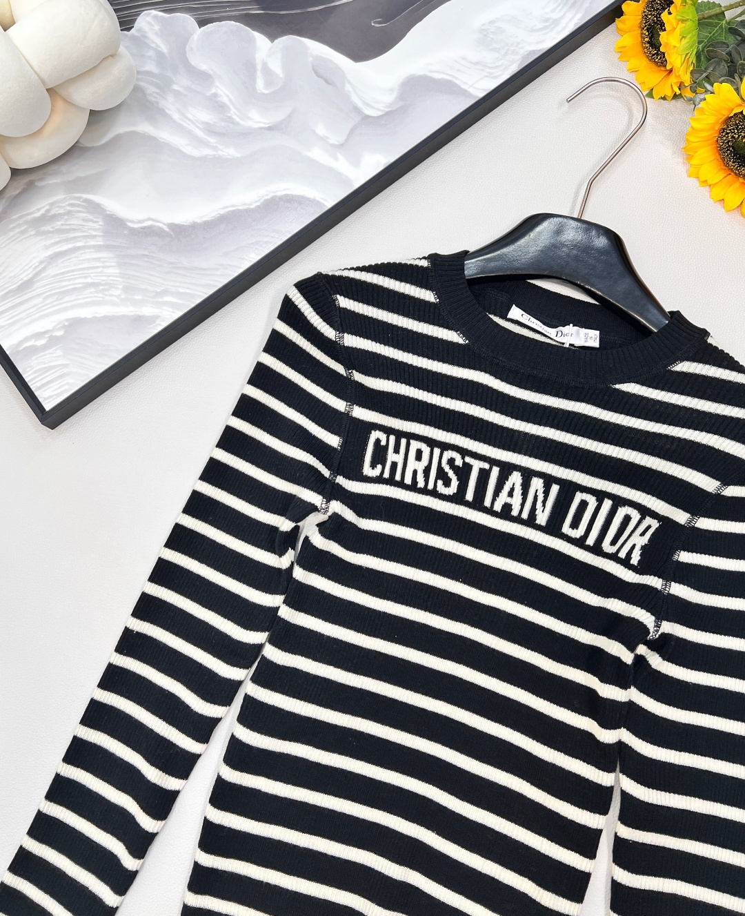 🆕 DIOR 撞色条纹字母提花针织衫✨ 标志性设计，一眼即识的DIOR美学- 经典撞色条纹，打造活力与优