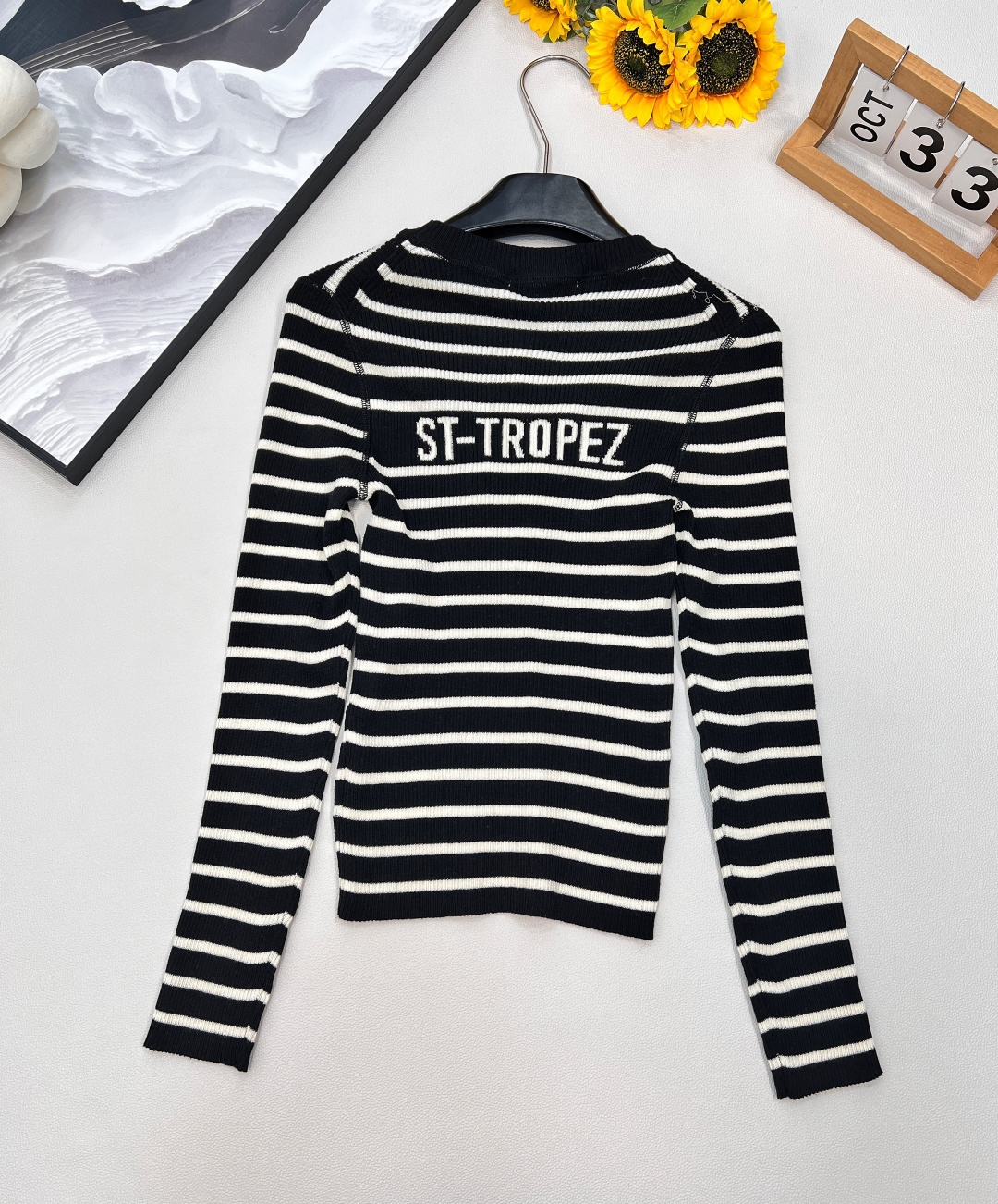 🆕 DIOR 撞色条纹字母提花针织衫✨ 标志性设计，一眼即识的DIOR美学- 经典撞色条纹，打造活力与优