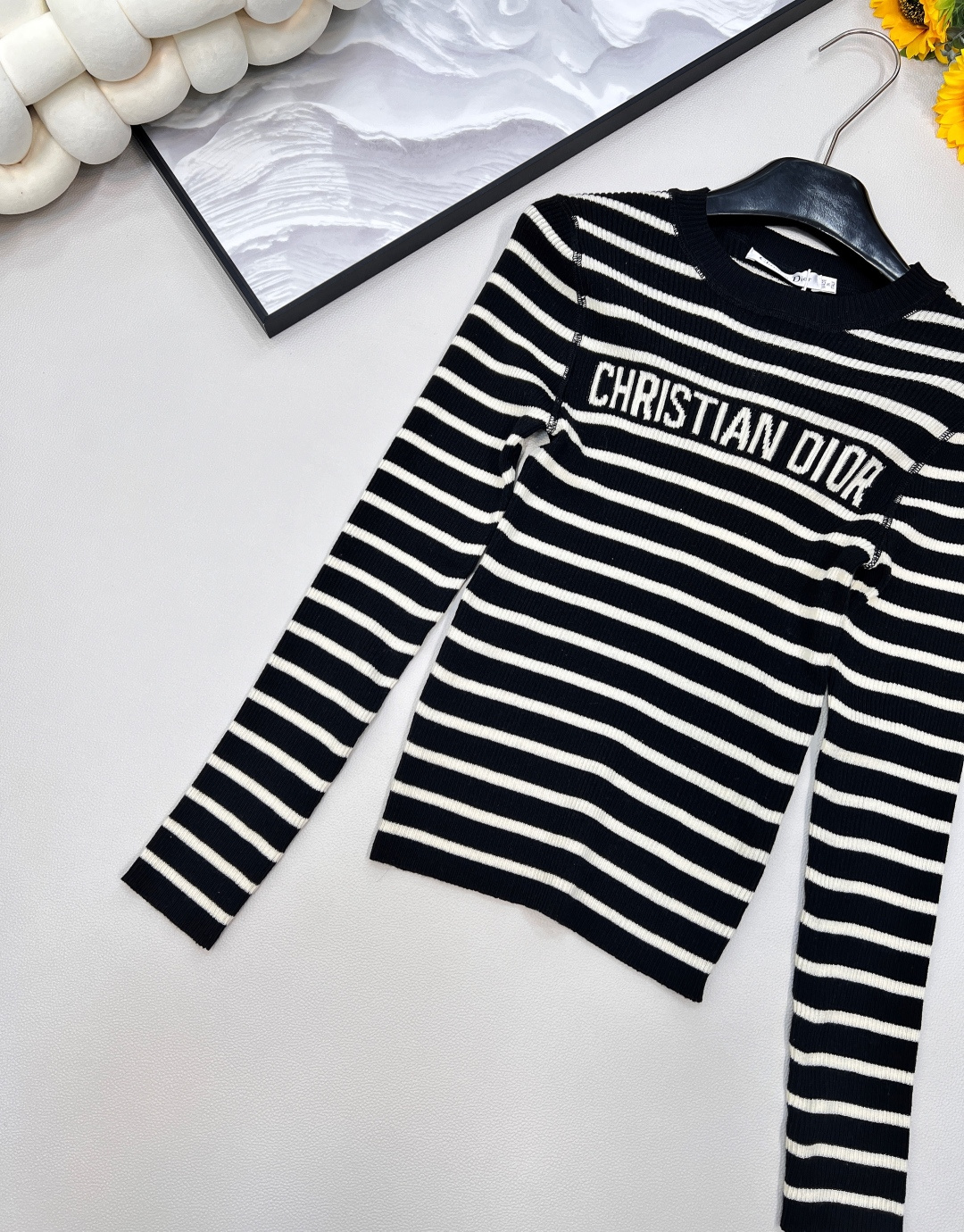 🆕 DIOR 撞色条纹字母提花针织衫✨ 标志性设计，一眼即识的DIOR美学- 经典撞色条纹，打造活力与优