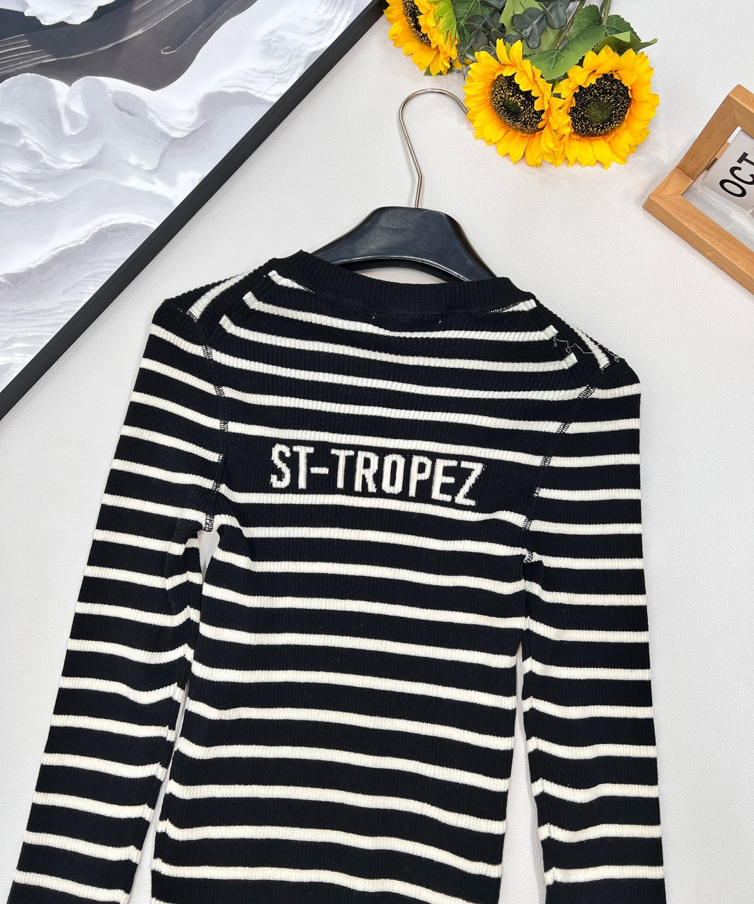 🆕 DIOR 撞色条纹字母提花针织衫✨ 标志性设计，一眼即识的DIOR美学- 经典撞色条纹，打造活力与优