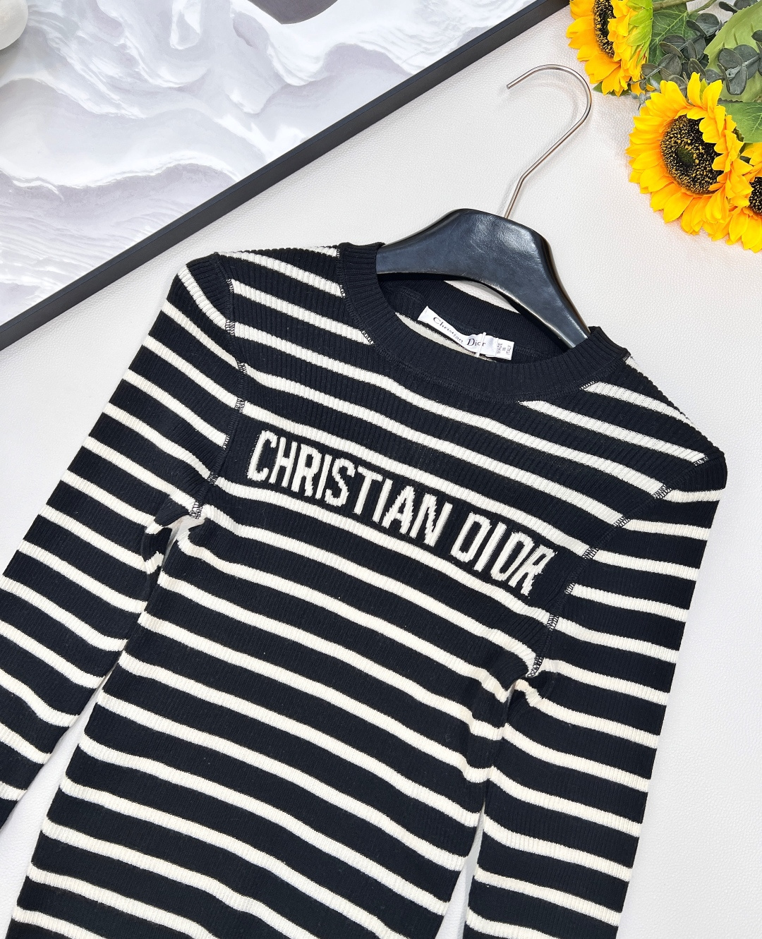 🆕 DIOR 撞色条纹字母提花针织衫✨ 标志性设计，一眼即识的DIOR美学- 经典撞色条纹，打造活力与优