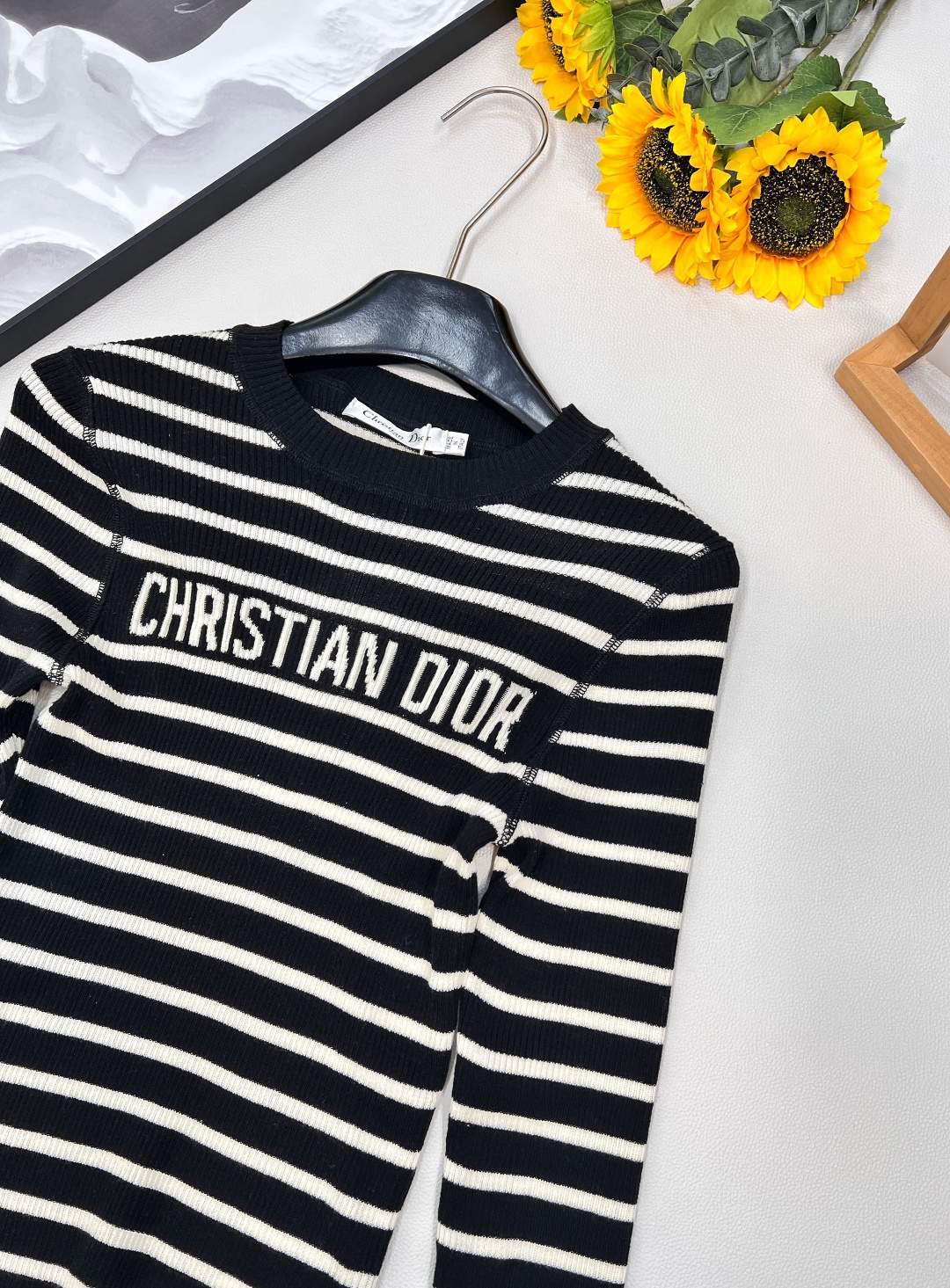 🆕 DIOR 撞色条纹字母提花针织衫✨ 标志性设计，一眼即识的DIOR美学- 经典撞色条纹，打造活力与优