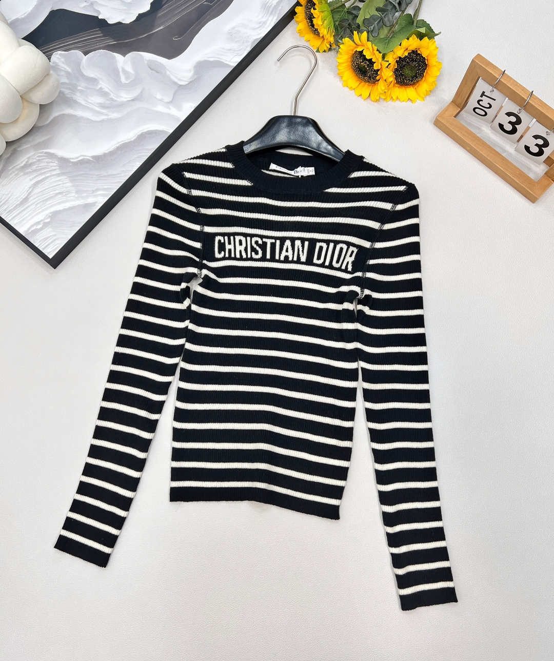 NO:737597,DIOR Contrast Stripe Letter Jacquard Sweater Iconic design, instantly recognizable DIOR aesthetics - Classic contrast stripes create a visual impact that coexists with vitality and elegance. - Jacquard letter details, the delicate 'DIOR' letters are embedded in the knitted texture, low-key highlighting luxury status. - Slim fit, comfortable and tolerant to the figure, the jacquard process gives the fabric a three-dimensional texture. The custom-made fabric is very light and not stuffy. A fashionable item hand-made by a fashion blogger, very stylish  It presents a smart and handsome sense of high-end. It is worthy of being a piece of clothing produced by Dior. It gives off the feeling of a wealthy family. The texture of the fabric and the style are nothing to say!  Pair it with high-waisted jeans + DIOR saddle bag, and you will instantly become a Parisian street fashionista. It has all three standards of lazy and high-end sense. It is shipped in large quantities. Size sml code, dior, jeans,19860909DIOR 撞色条纹字母提花针织衫 标志性设计,一眼即识的DIOR美学 - 经典撞色条纹,打造活力与优雅并存的视觉冲击.  -提花字母细节,细腻的“DIOR”字母嵌于针织纹理中,低调彰显奢华身份.  - 修身版型,舒适包容身材,提花工艺赋予面料立体质感.  定制面料非常轻薄 不会闷热 时髦博主人手一件的时髦单品 非常的有腔调 呈现出一种干练帅气的高级感 不愧是dior出品的衣服 一上身满满的富家千金感 质感面料版型 没话说！ 搭配高腰牛仔裤+DIOR马鞍包,秒变巴黎街头时髦精,慵懒高级感三标齐全,大货出 尺码sml 编码,,dior,jeans,,Women's clothing