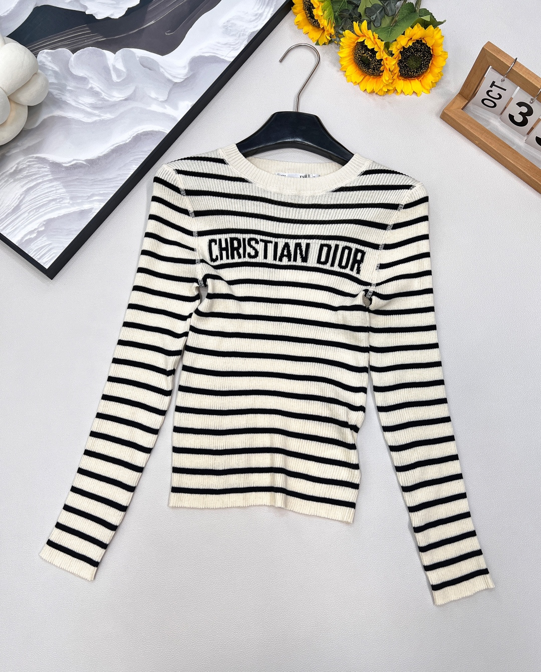 NO:455727,DIOR Contrast Striped Letter Jacquard Sweater Iconic Design, DIOR aesthetics that can be seen at a glance - Classic Contrast Striped, creating a visual impact of vitality and elegance. - Jacquard letter details, delicate 'DIOR' letters embedded in the knitted texture, low-key to highlight the luxury identity. - Slim fit, comfortable and inclusive, and jacquard craftsmanship gives the fabric three-dimensional texture. Customized fabrics are very thin and not stuffy. A fashionable item made by a fashionable blogger is very toneous and presents a capable and handsome sense of high-end. It is worthy of being a clothes produced by Dior. The first body is full of rich sense of wealth. Textured fabric style. There is nothing to say!  Paired with high-waist jeans + DIOR saddle bag, instantly becomes a Paris street fashion sense, lazy and high-end three standards, large-scale size sml code D,,dior,jeans,alexander wang19860909DIOR 撞色条纹字母提花针织衫 标志性设计,一眼即识的DIOR美学 - 经典撞色条纹,打造活力与优雅并存的视觉冲击.  -提花字母细节,细腻的“DIOR”字母嵌于针织纹理中,低调彰显奢华身份.  - 修身版型,舒适包容身材,提花工艺赋予面料立体质感.  定制面料非常轻薄 不会闷热 时髦博主人手一件的时髦单品 非常的有腔调 呈现出一种干练帅气的高级感 不愧是dior出品的衣服 一上身满满的富家千金感 质感面料版型 没话说！ 搭配高腰牛仔裤+DIOR马鞍包,秒变巴黎街头时髦精,慵懒高级感三标齐全,大货出 尺码sml 编码D,,dior,jeans,alexander wang,Women's clothing