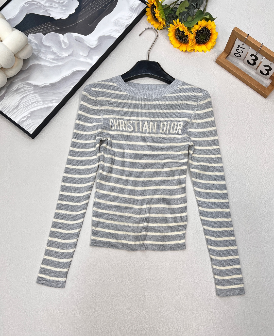 NO:455731,DIOR Contrast Striped Letter Jacquard Sweater Iconic Design, DIOR aesthetics that can be seen at a glance - Classic Contrast Striped, creating a visual impact of vitality and elegance. - Jacquard letter details, delicate 'DIOR' letters embedded in the knitted texture, low-key to highlight the luxury identity. - Slim fit, comfortable and inclusive, and jacquard craftsmanship gives the fabric three-dimensional texture. Customized fabrics are very thin and not stuffy. A fashionable item made by a fashionable blogger is very toneous and presents a capable and handsome sense of high-end. It is worthy of being a clothes produced by Dior. The first body is full of rich sense of wealth. Textured fabric style. There is nothing to say!  Paired with high-waist jeans + DIOR saddle bag, instantly becomes a Paris street fashion sense, lazy and high-end three standards, large-scale products Size sml code, Dior, jeans, alexander wang19860909DIOR 撞色条纹字母提花针织衫 标志性设计,一眼即识的DIOR美学 - 经典撞色条纹,打造活力与优雅并存的视觉冲击.  -提花字母细节,细腻的“DIOR”字母嵌于针织纹理中,低调彰显奢华身份.  - 修身版型,舒适包容身材,提花工艺赋予面料立体质感.  定制面料非常轻薄 不会闷热 时髦博主人手一件的时髦单品 非常的有腔调 呈现出一种干练帅气的高级感 不愧是dior出品的衣服 一上身满满的富家千金感 质感面料版型 没话说！ 搭配高腰牛仔裤+DIOR马鞍包,秒变巴黎街头时髦精,慵懒高级感三标齐全,大货出 尺码sml 编码,,dior,jeans,alexander wang,Women's clothing