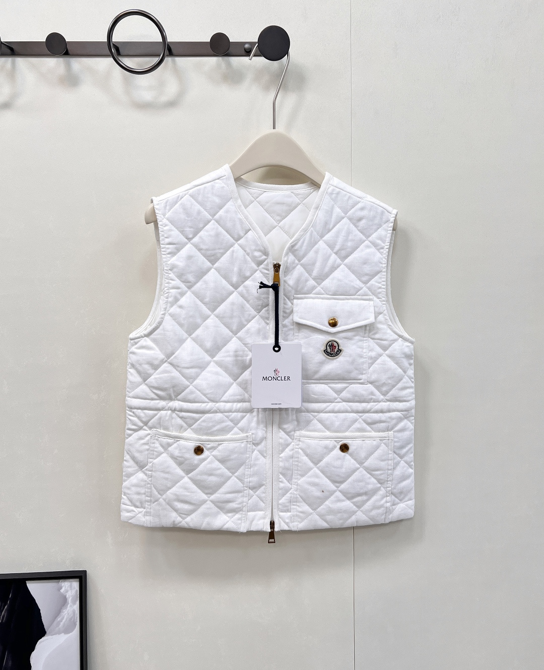 NO:455709,Moncler25FW early autumn new diamond-shaped cotton jacket vest丨Exclusive high-end production!  Zippered vest style, diamond embossed throughout, multi-pocket hand warmer to increase capacity, rich and practical design, iconic logo patch on the chest, highlighting the low-key and high-end sense, drawstring adjustment curve between the inner waist, easy to put on and take off, exquisite logo embellishes the inside, details can successfully get rid of dullness, integrating warmth and fashionable, complete three standards, two colors, size sml code, alexander wang19860909Moncler25FW早秋新款菱格棉服马甲丨独家高版出品！拉链开襟马甲版型 通体采用菱格压纹 多处口袋暖手增大容量 设计丰富实用 胸口标志性徽标贴布点缀 彰显低调高级感 内侧腰间抽绳调节曲线松紧 便于穿脱 精致徽标装点内侧 细节就能成功摆脱沉闷 集保暖与时髦一体 ,三标齐全,两色出 尺码sml 编码,,alexander wang,Women's clothing