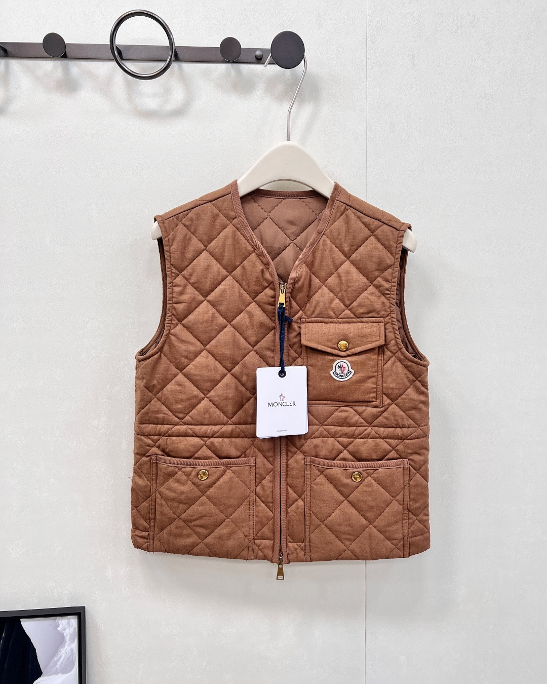 NO:455717,Moncler25FW early autumn new diamond-shaped cotton jacket vest丨Exclusive high-end production!  Zippered vest style, diamond embossed throughout, multi-pocket hand warmer to increase capacity, rich and practical design, iconic logo patch on the chest, highlighting the low-key and high-end sense, the drawstring on the inner waist adjusts the curve of the inner waist, easy to put on and take off, exquisite logo embellishes the inside, details can successfully get rid of dullness, integrating warmth and fashionable, three standards, two colors, size sml, edited, alexander wang19860909Moncler25FW早秋新款菱格棉服马甲丨独家高版出品！拉链开襟马甲版型 通体采用菱格压纹 多处口袋暖手增大容量 设计丰富实用 胸口标志性徽标贴布点缀 彰显低调高级感 内侧腰间抽绳调节曲线松紧 便于穿脱 精致徽标装点内侧 细节就能成功摆脱沉闷 集保暖与时髦一体 ,三标齐全,两色出 尺码sml 编,,alexander wang,Women's clothing