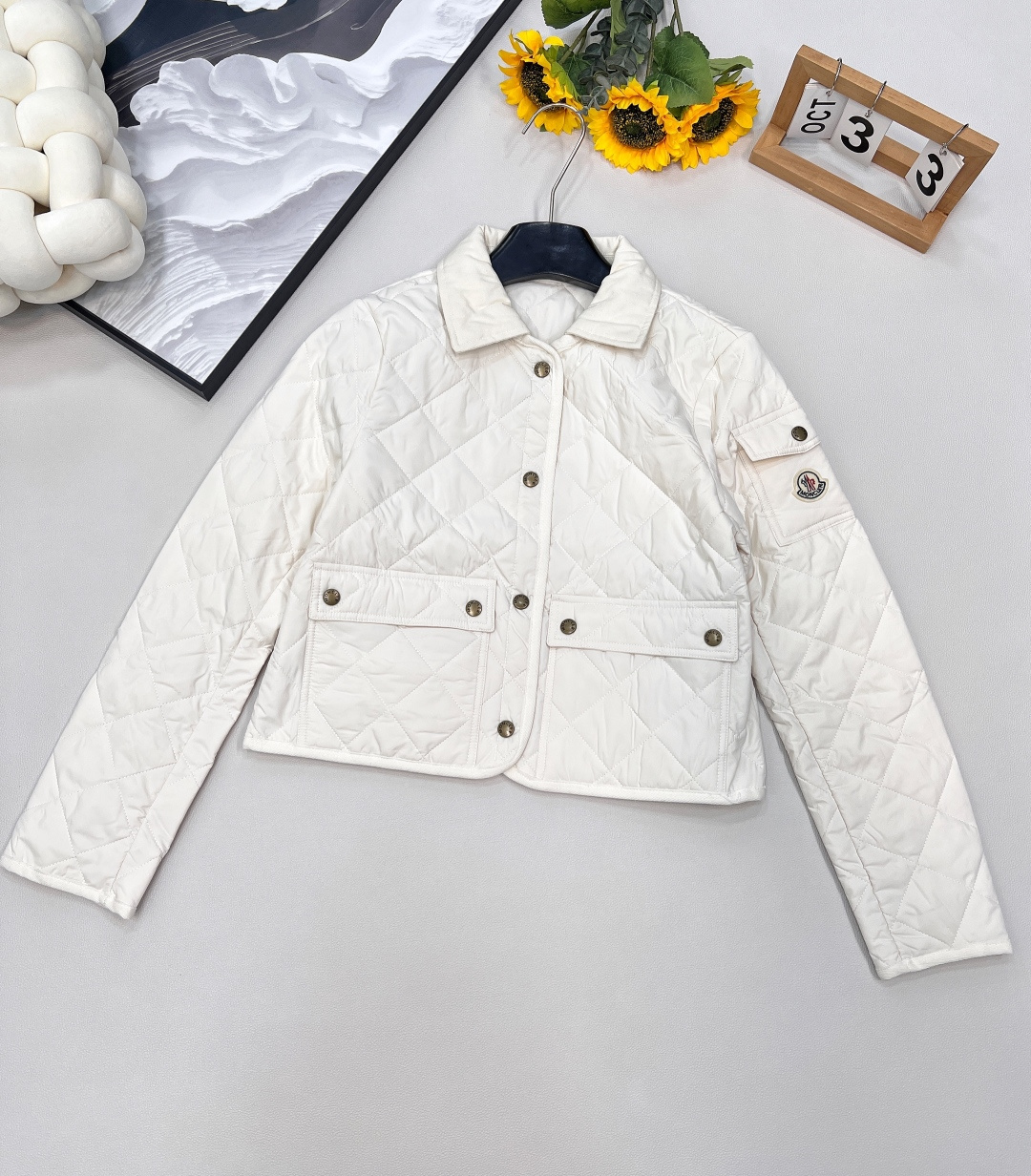 NO:455725,Moncler 2025 new diamond lapel down cotton jacket, custom-made YB imported wind-proof and waterproof nylon material, its process is restored, upgraded material, improve the function of cold resistance in autumn and winter, down cotton filling the inner lining, the whole piece is light and warm, the lapel stand collar is two-piece, diamond embossed, the flip pocket hand warming increases capacity, rich and practical design, the outer pocket of the arm echoes, the iconic logo patches, highlight the low-key and high-end sense, the exquisite cloth labels on the inside can successfully show quality, get rid of dullness, integrate warmth and fashionable, custom surface auxiliary materials, complete three standards, three colors, size sml code M,, down jacket, alexander wang19860909Moncler2025新款菱格翻领羽绒棉服,定制YB进口防风防水尼龙材质 其工艺还原 升级材质 提升秋冬御寒功能 羽绒棉填充内里 整件轻盈保暖 翻领立领两穿 通体采用菱格压纹 翻盖口袋暖手增大容量 设计丰富实用 手臂外侧口袋呼应 点缀标志性徽标贴布 彰显低调高级感 内侧精致布标装点细节就能成功展现品质 摆脱沉闷 集保暖与时髦一体 定制面辅料,三标齐全,三色出 尺码sml 编码M,,down jacket,alexander wang,Women's clothing